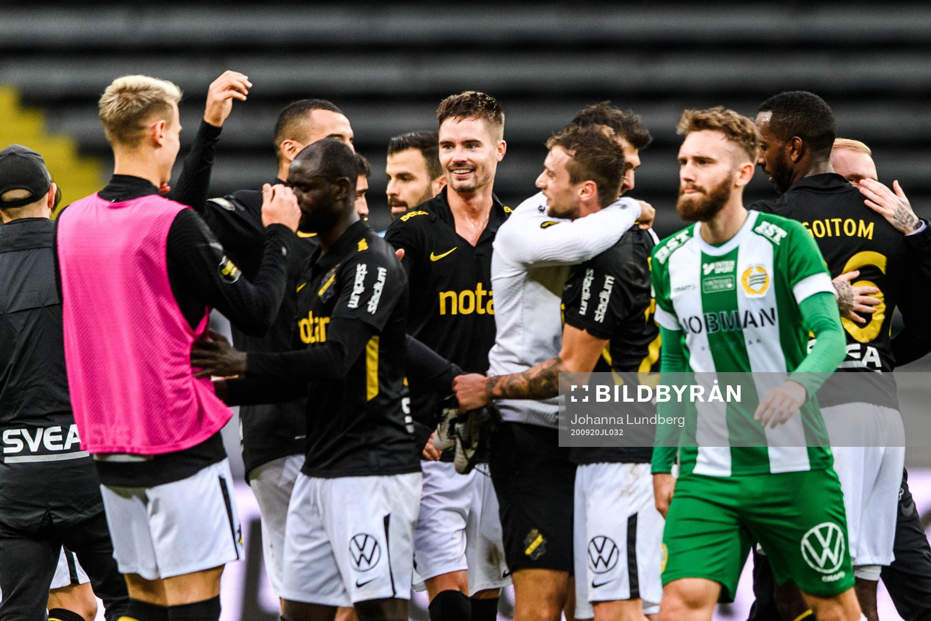 AIK:s Mikael Lustig jublar efter  fotbollsmatchen i Allsvenskan mellan AIK och Hammarby den 20 september 2020 i Stockholm.