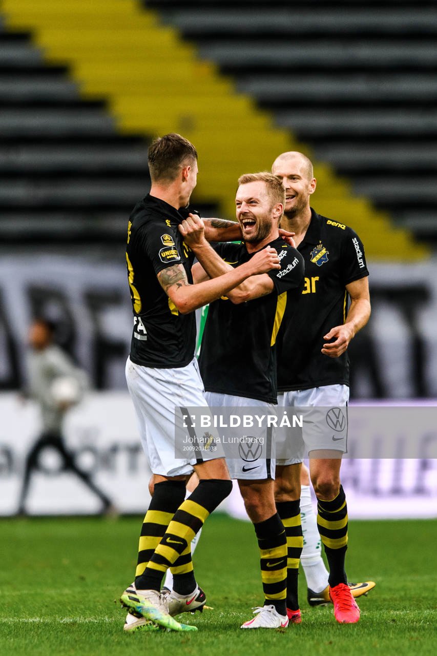 AIK:s Mikael Lustig , Sebastian Larsson och Per Karlsson jublar efter fotbollsmatchen i Allsvenskan mellan AIK och Hammarby den 20 september 2020 i Stockholm.