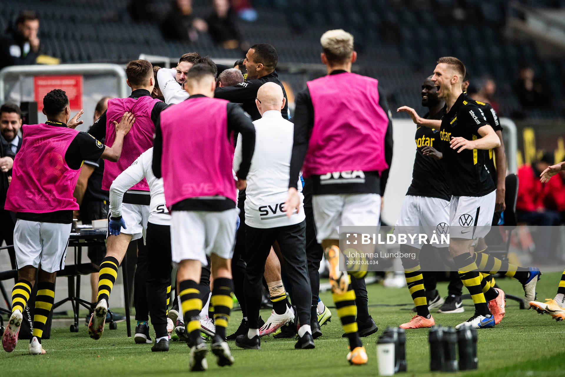 s Mikael Lustig (i mitten) jublar med lagkamrater
