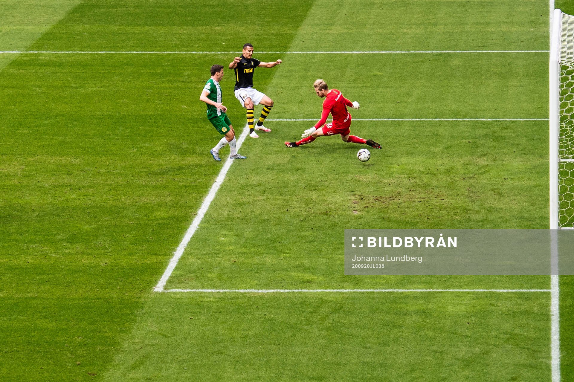 s Nabil Bahoui gör 1-0 bakom Hammarbys Jeppe Andersen och