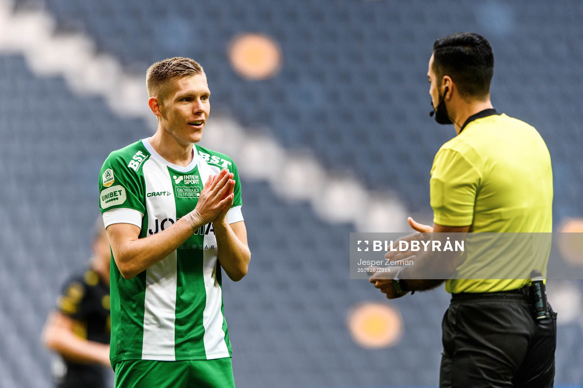 Hammarbys Aron Johansson och domare Mohammed Al-Hakim