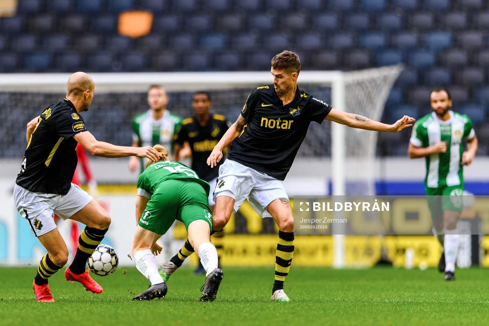 s Per Karlsson och Mikael Lustig i en lamp mot Hammarbys