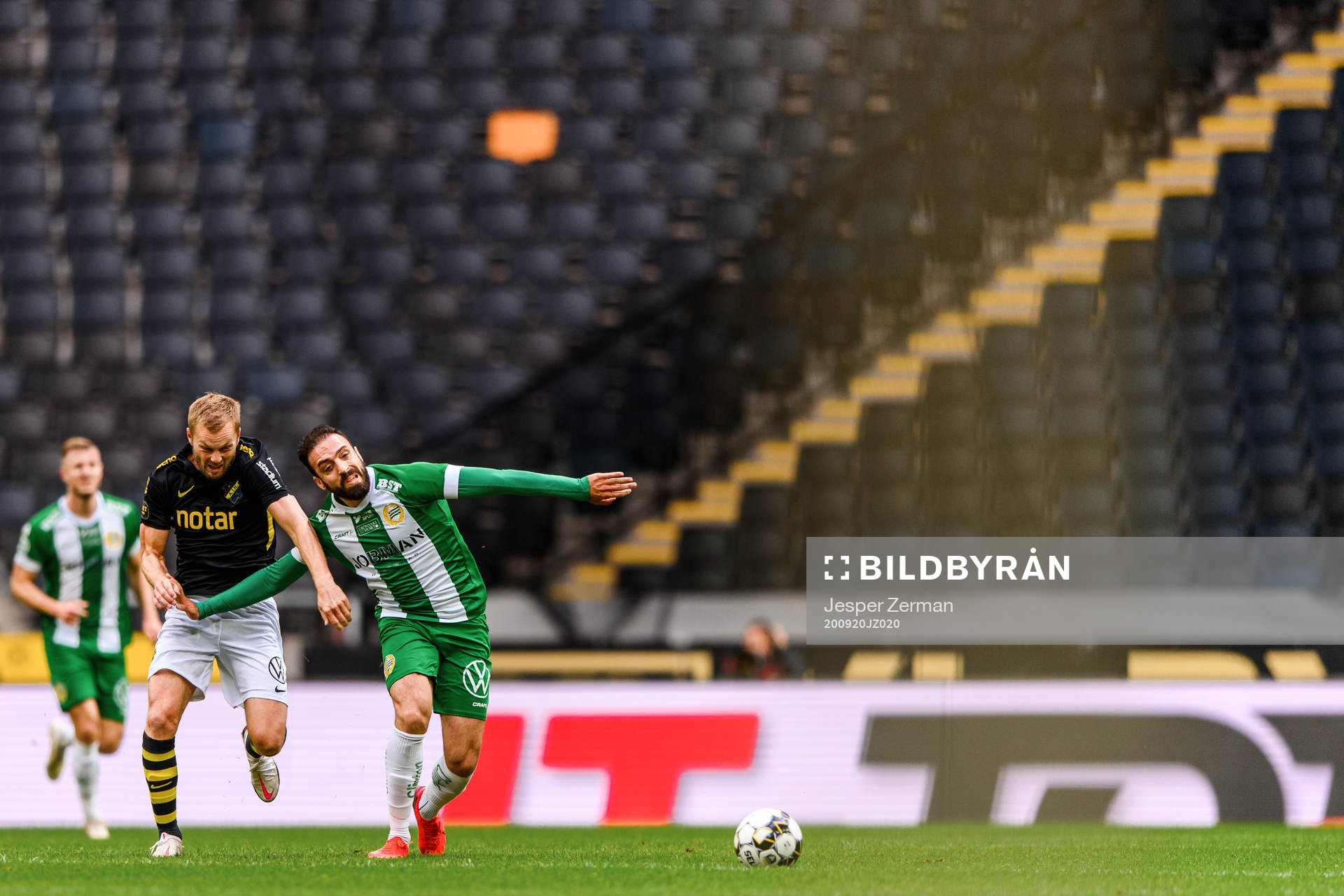 s Sebastian Larsson och Hammarbys Abdul Khalili