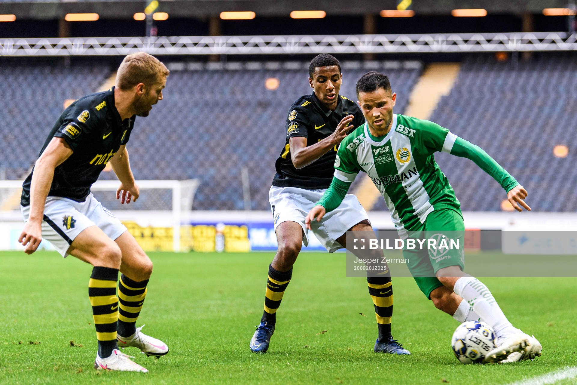 s Sebastian Larsson och Paulos Abraham försvara mot