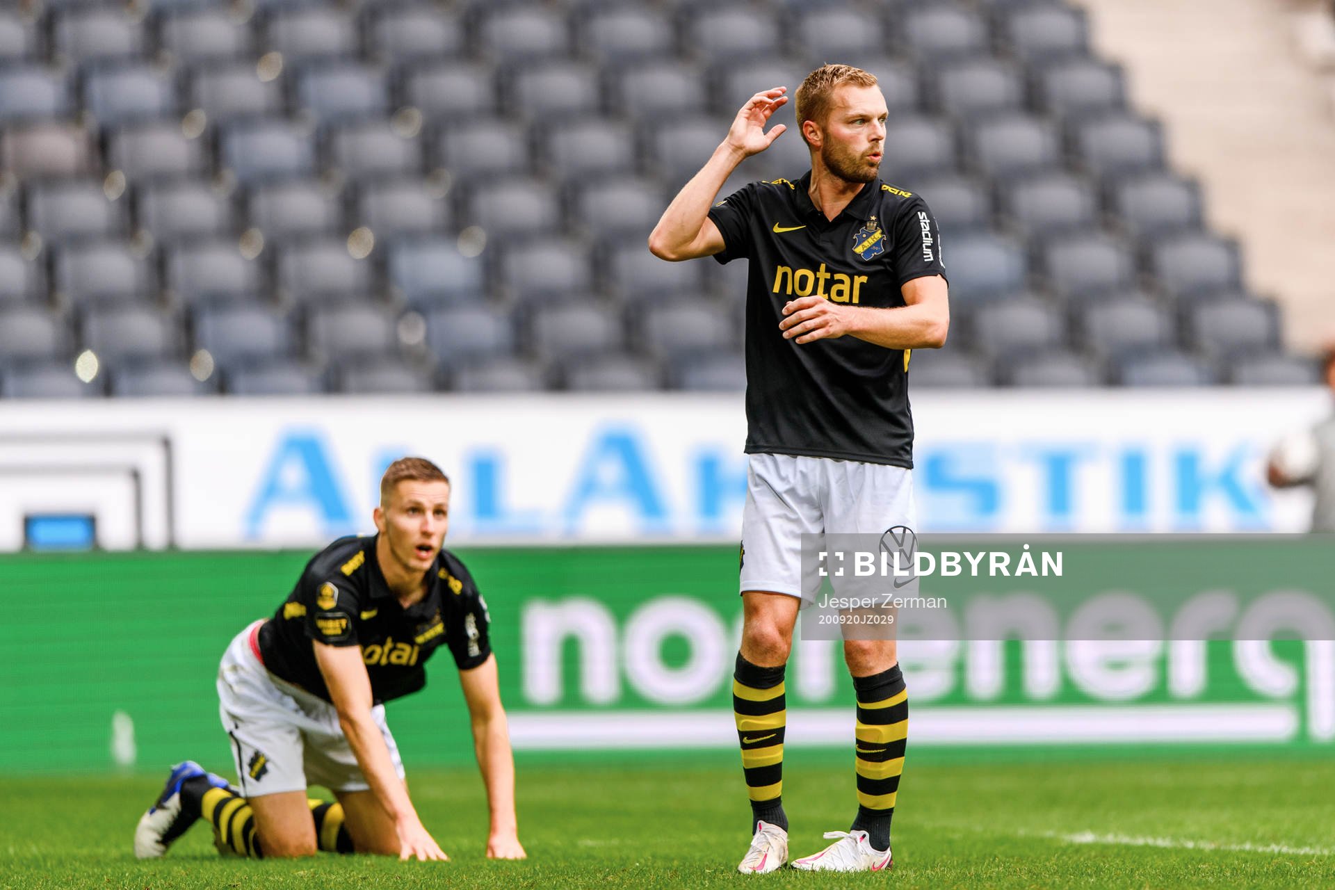s Karol Mets och Sebastian Larsson deppar