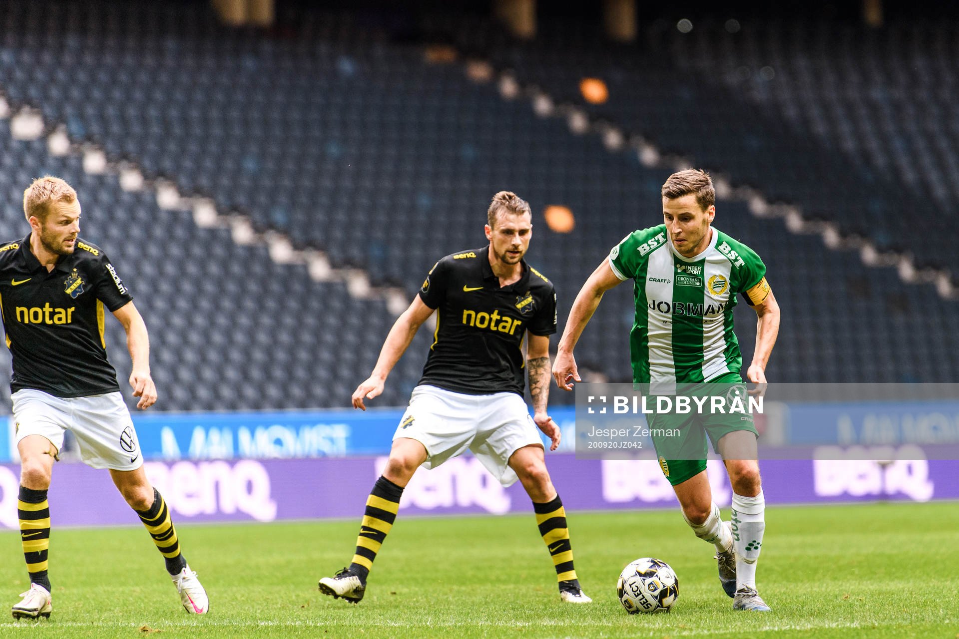 s Sebastian Larsson och Filip Rogic försvarar mot