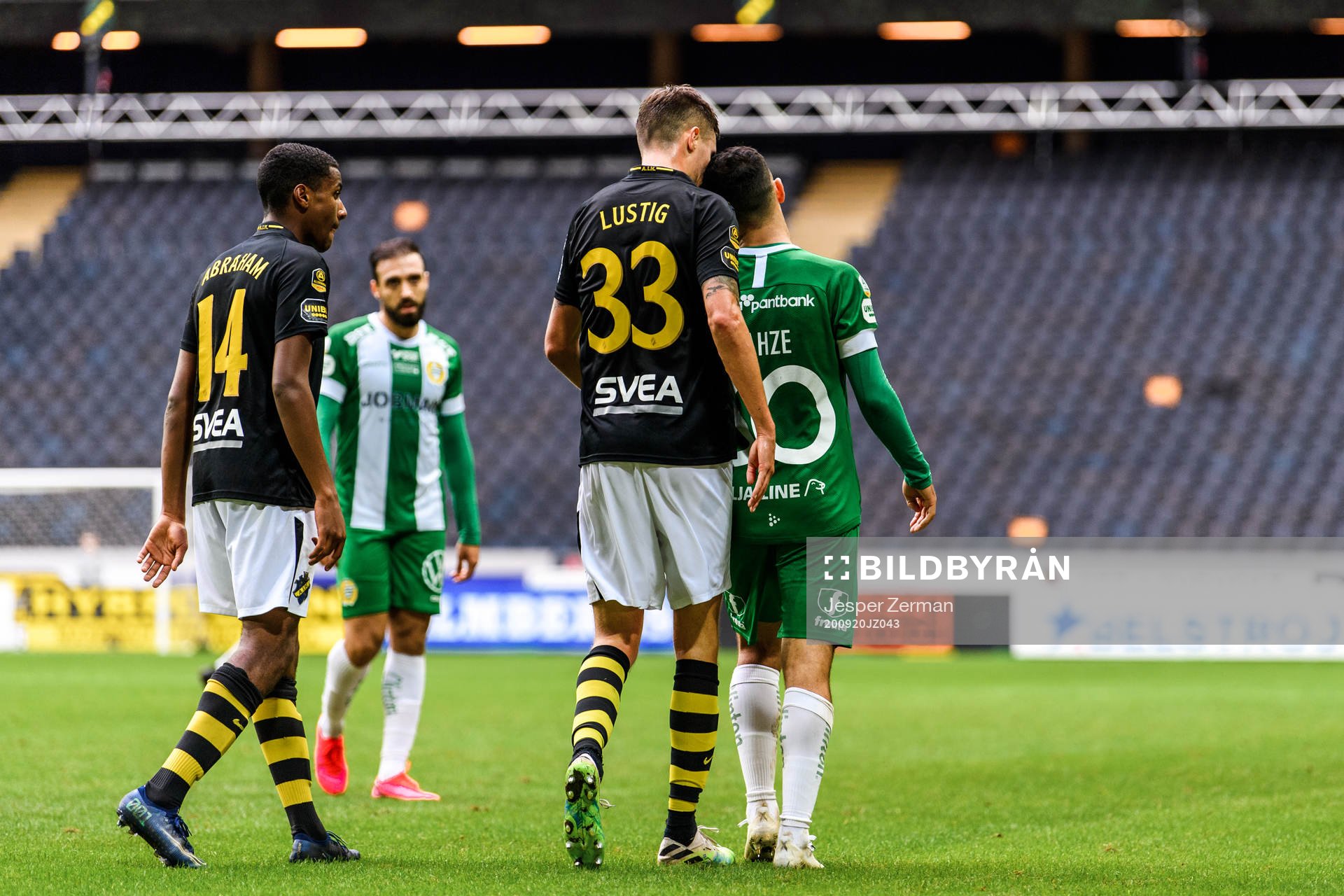 s Mikael Lustig i en situation med Hammarbys Mohanad Jeahze