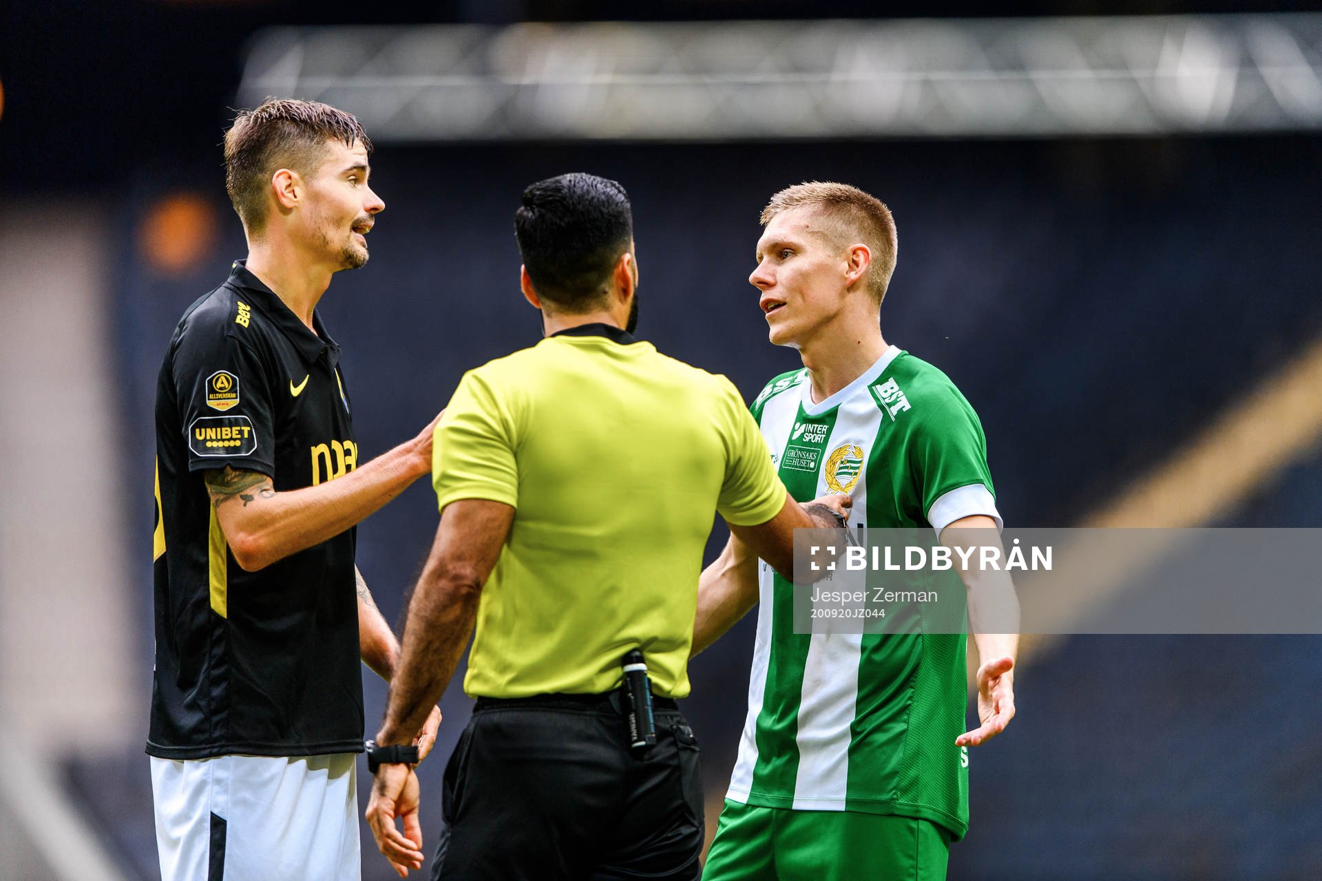s Mikael Lustig och Aron Johansson i samtal med domare
