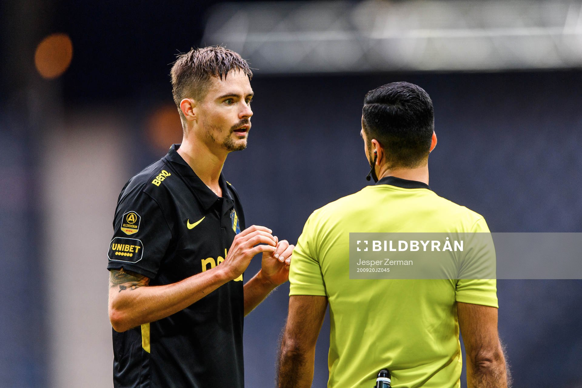s Mikael Lustig i samtal med domare Mohammed Al-Hakim