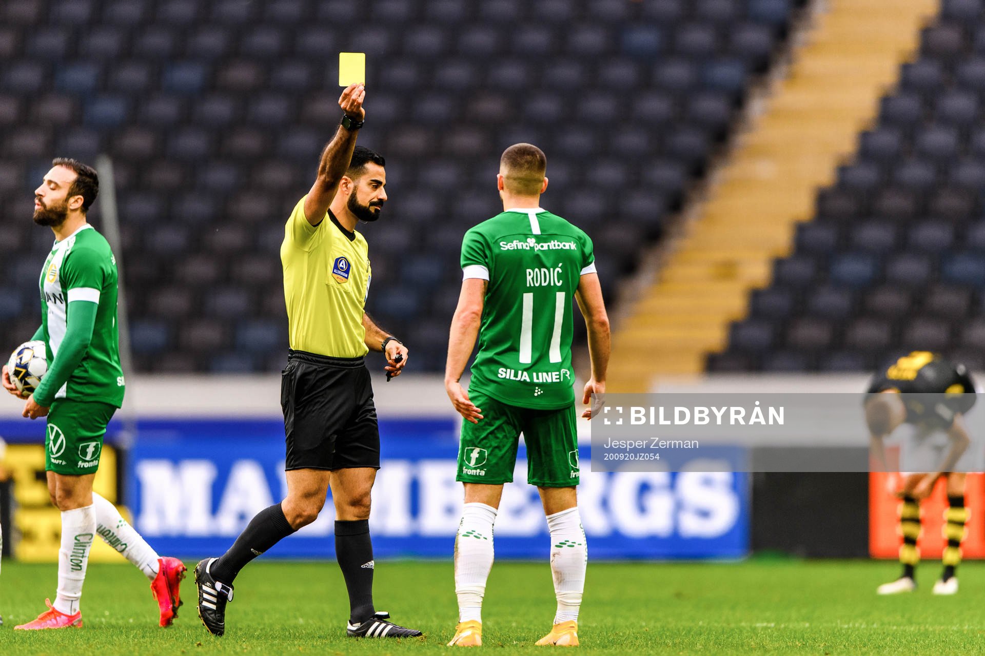 Hammarbys Vladimir Rodic får en varning av domare Mohammed