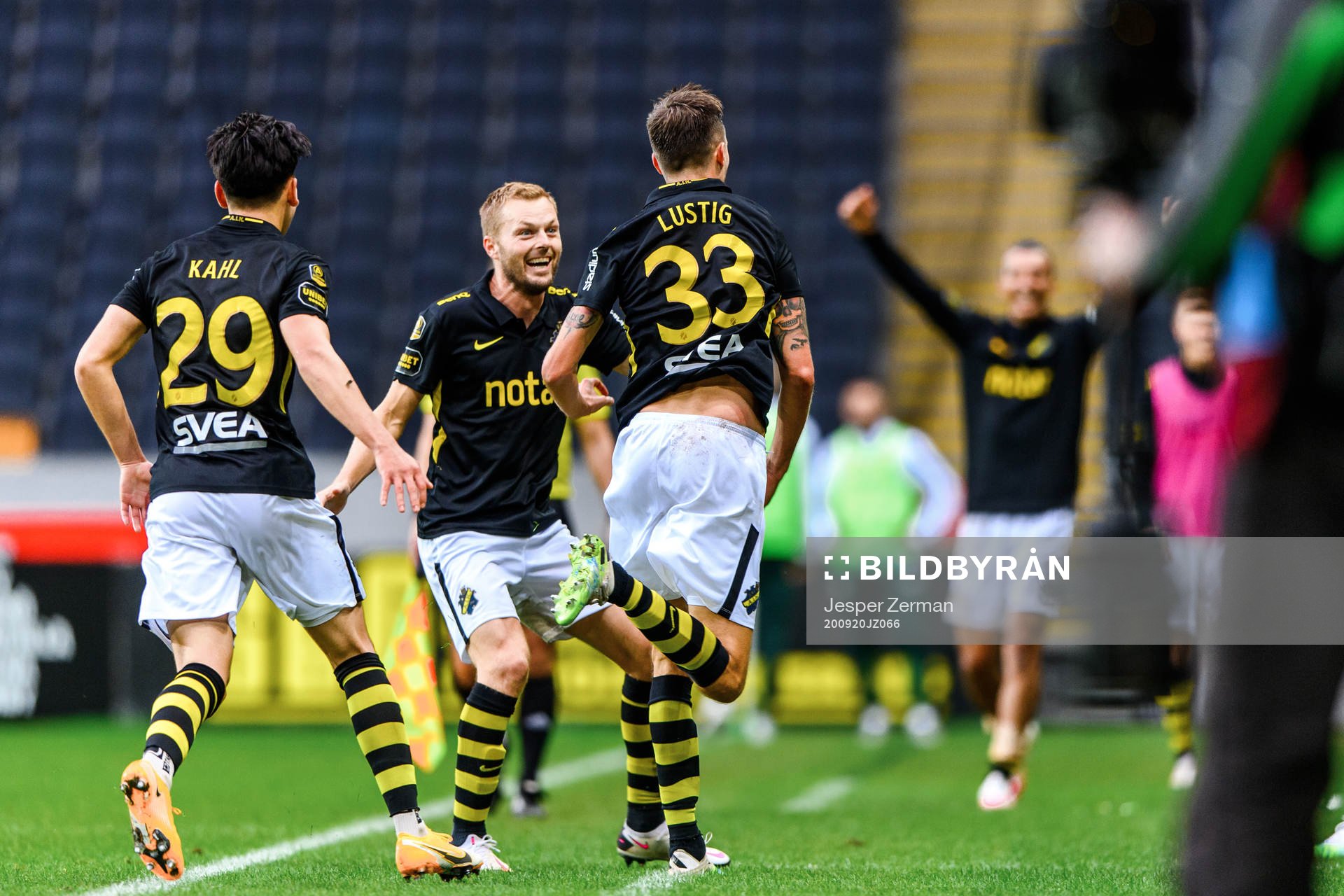 s Eric Kahl , Sebastian Larsson och Mikael Lustig jublar