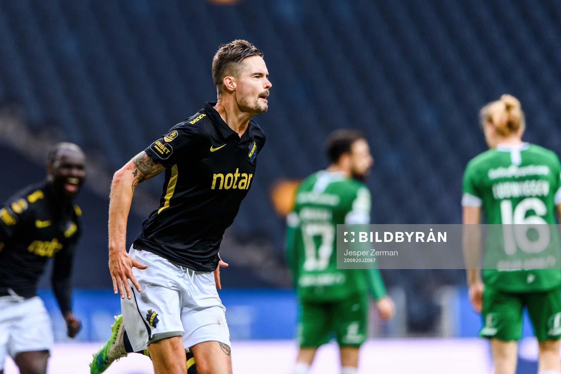 s Mikael Lustig jublar