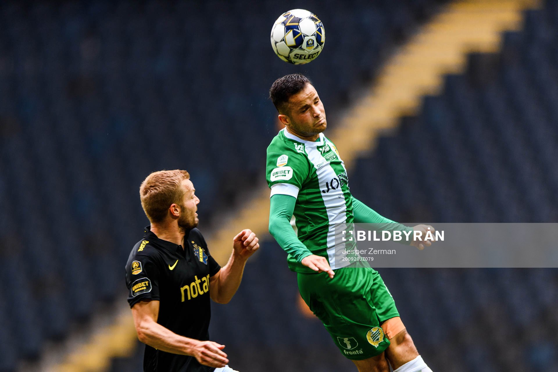 s Sebastian Larsson och Hammarbys Mohanad Jeahze