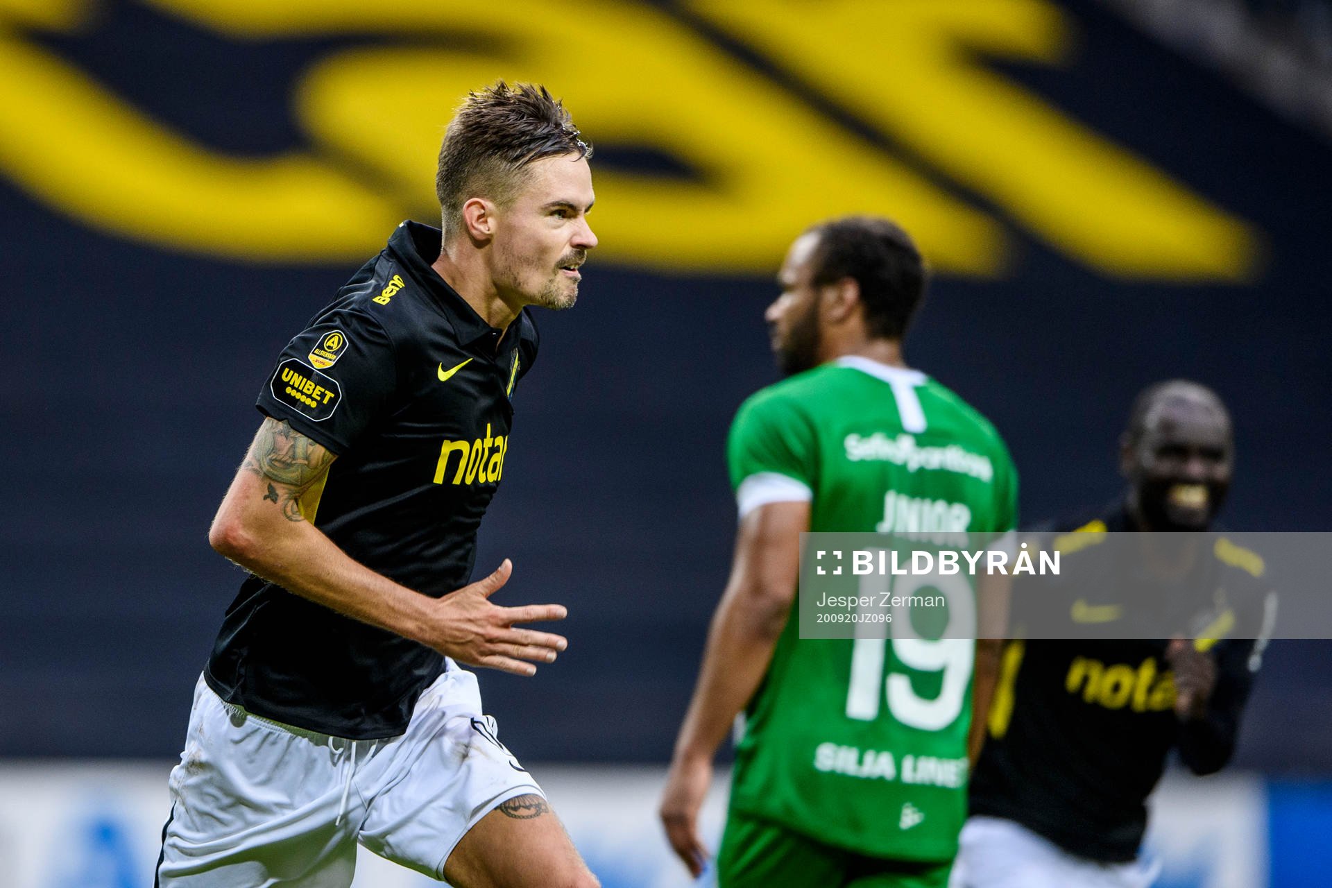 s Mikael Lustig jublar