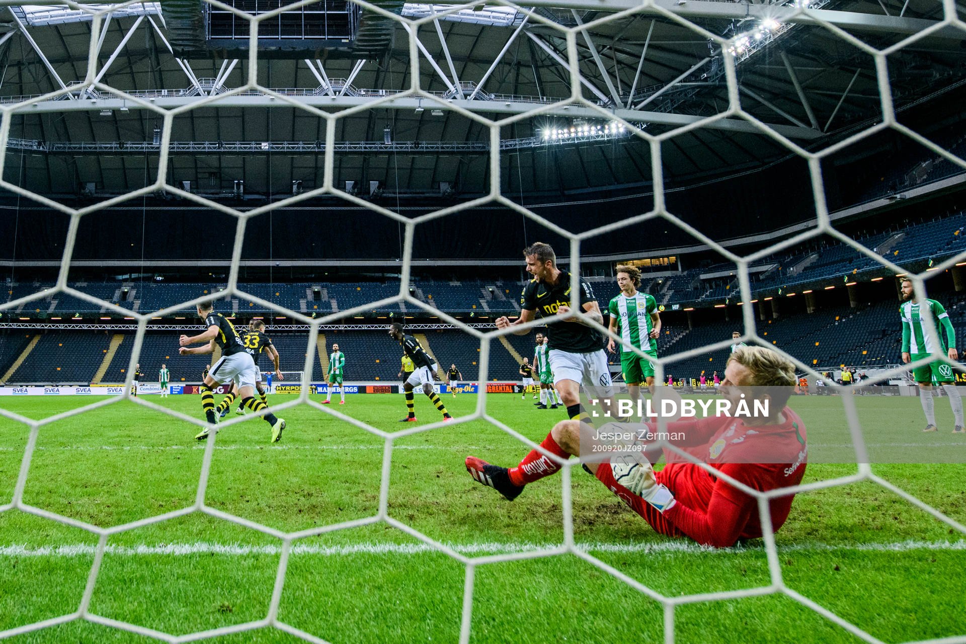 s Mikael Lustig och Filip Rogic jublar