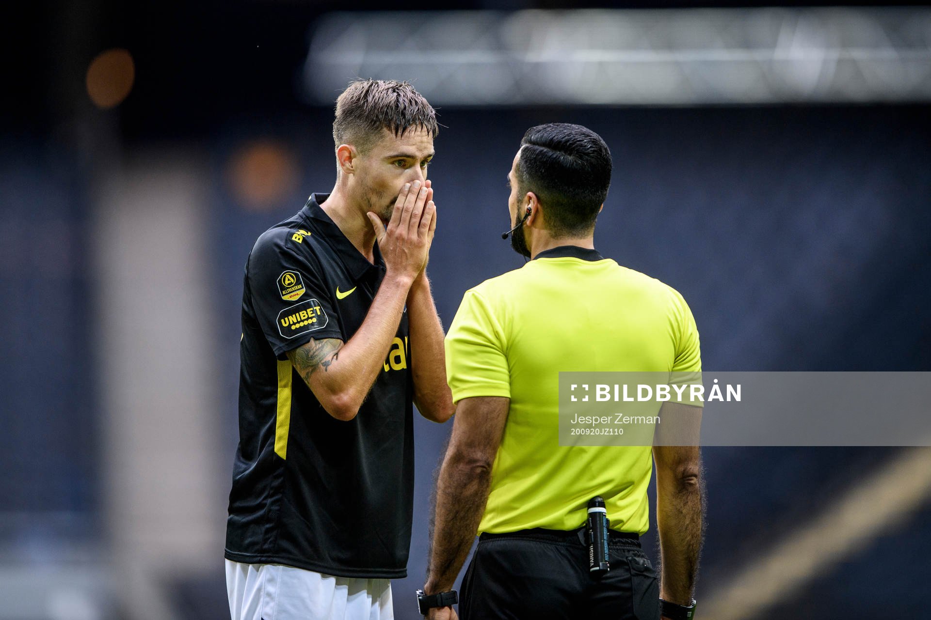 s Mikael Lustig i samtal med domare Mohammed Al-Hakim