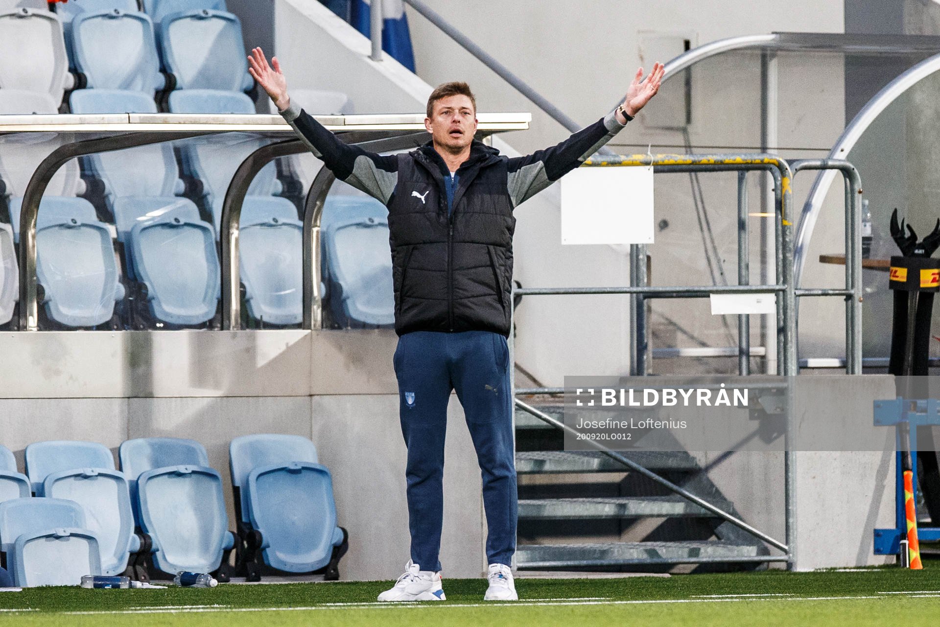 Malmö FFs tränare Jon Dahl Tomasson reagerar