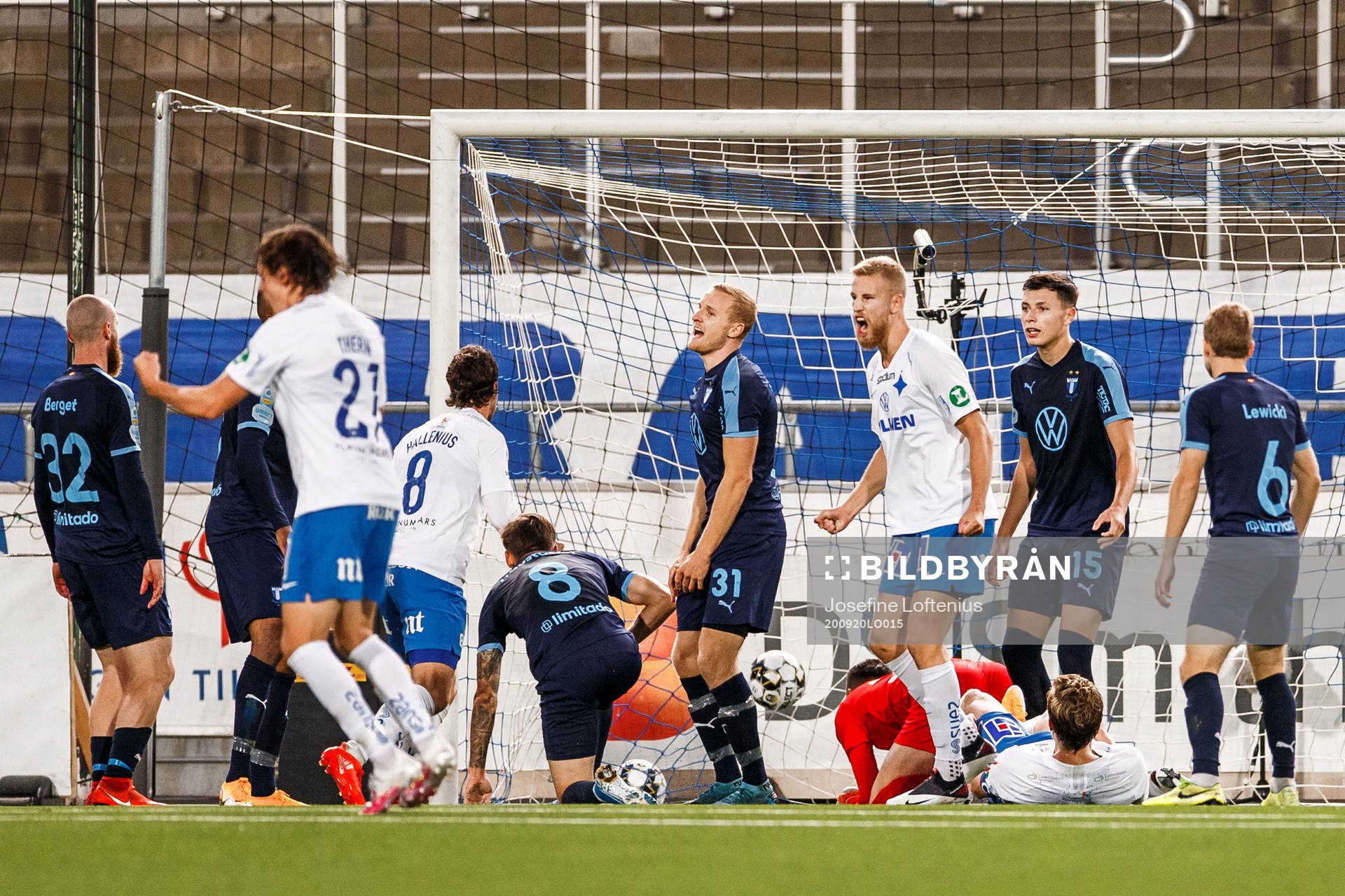 Malmö FFs Franz Brorsson och Anel Ahmedhodzic deppar