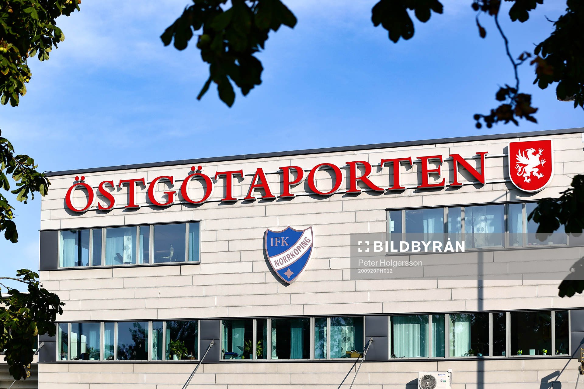 Östgötaporten före fotbollsmatchen i Allsvenskan mellan