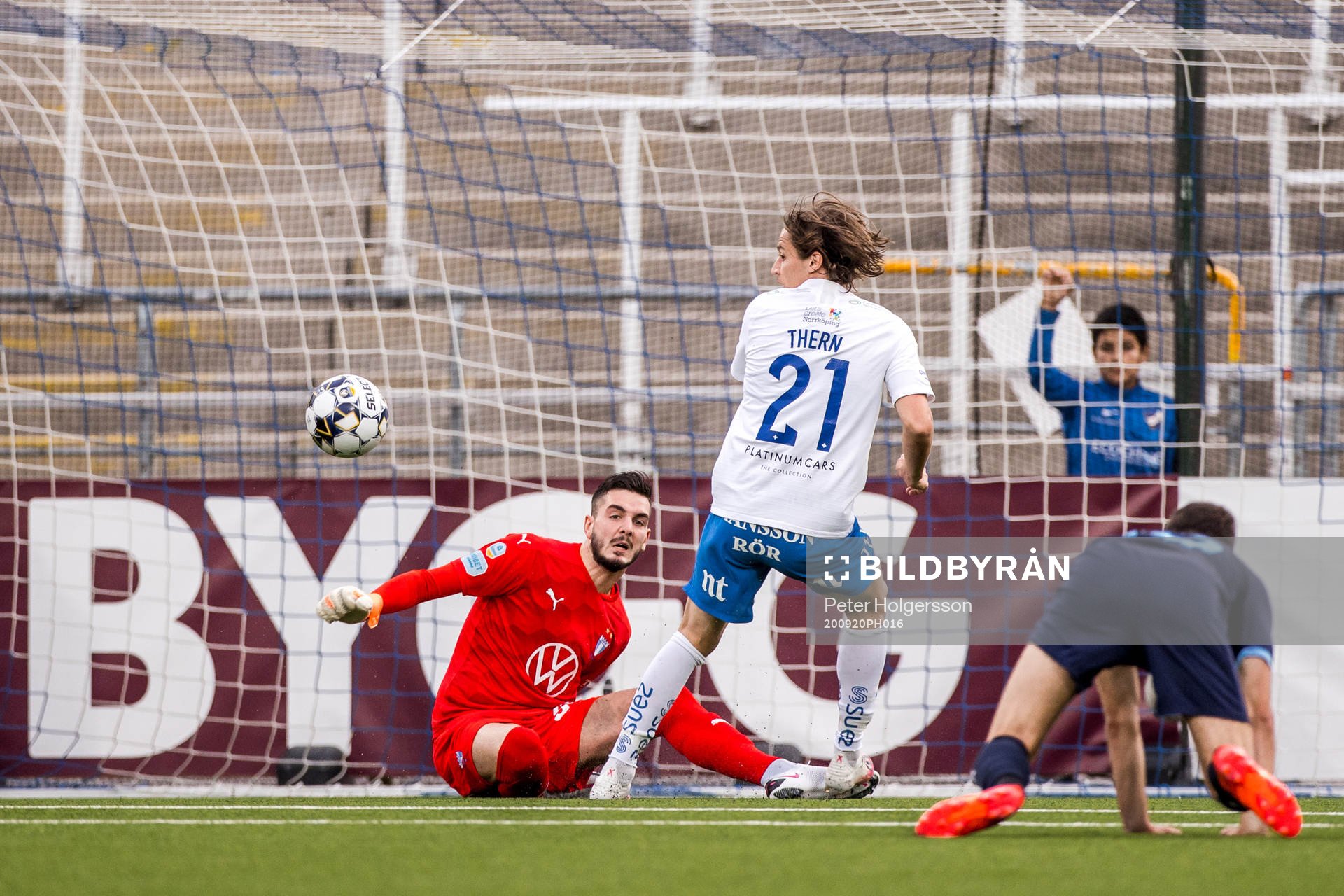 IFK Norrköpings Simon Thern oroar framför Malmö FFs