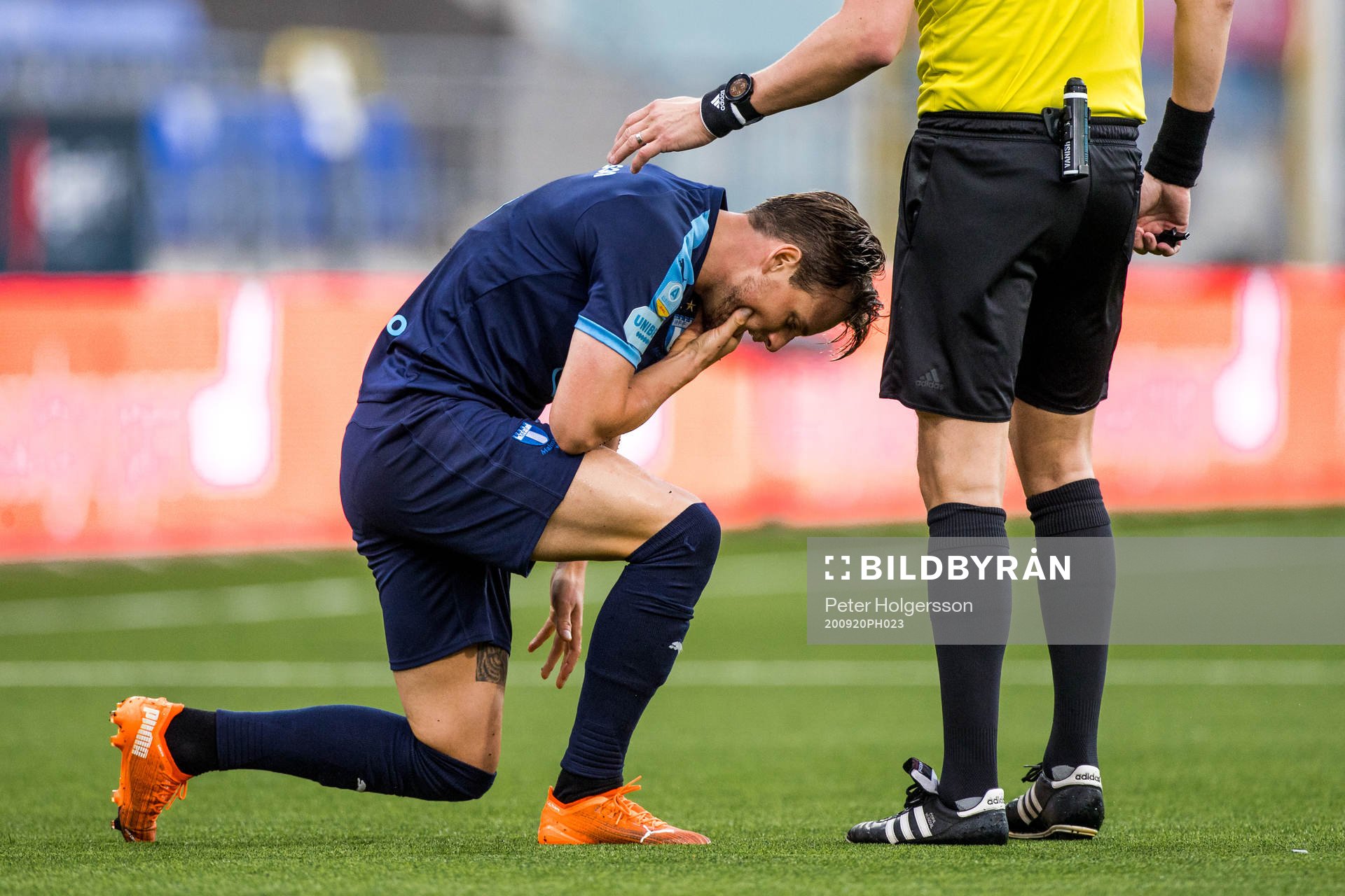 Malmö FFs Eric Larsson har ont