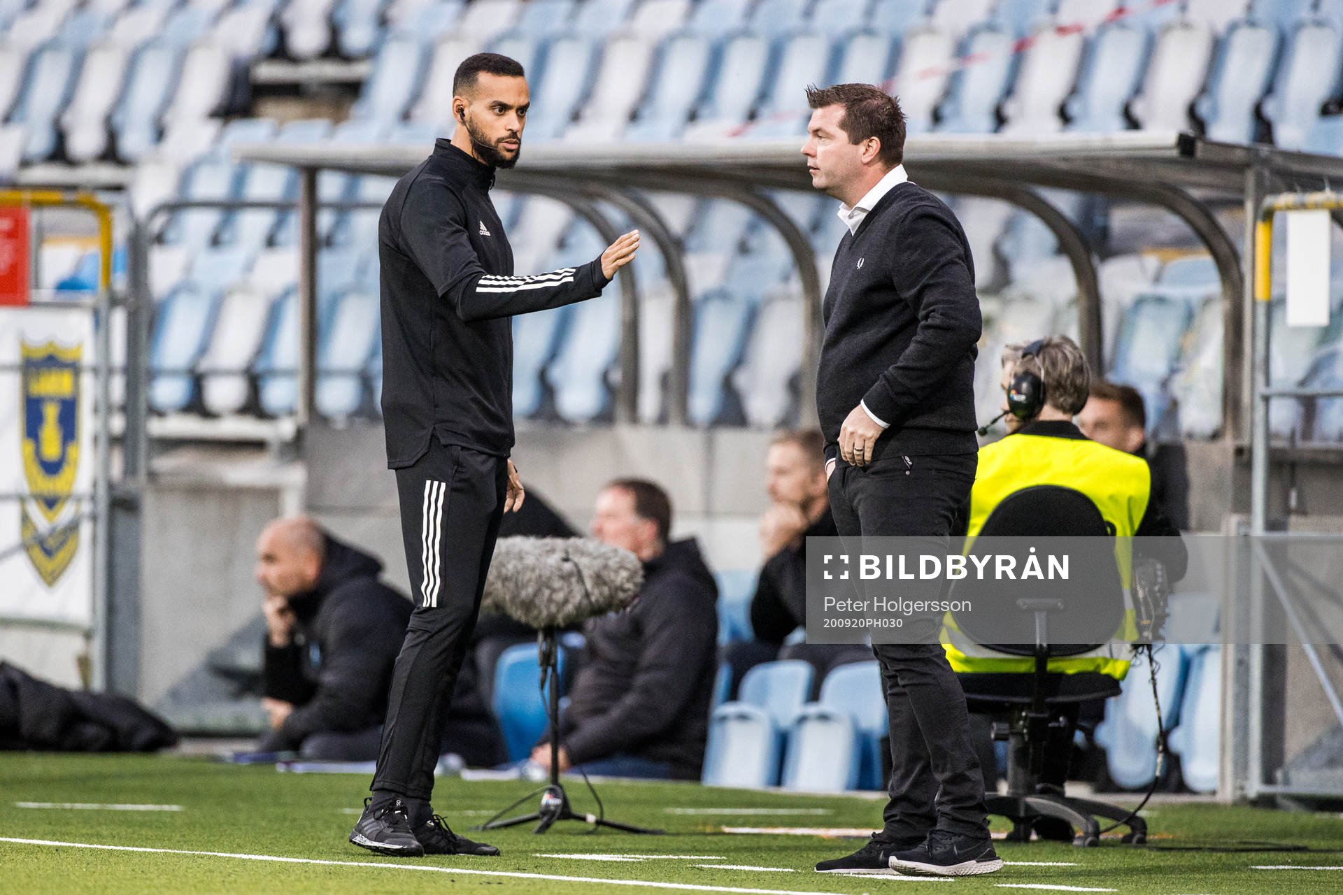 Fjärdedomare Farouk Nehdi i samtal med IFK Norrköpings