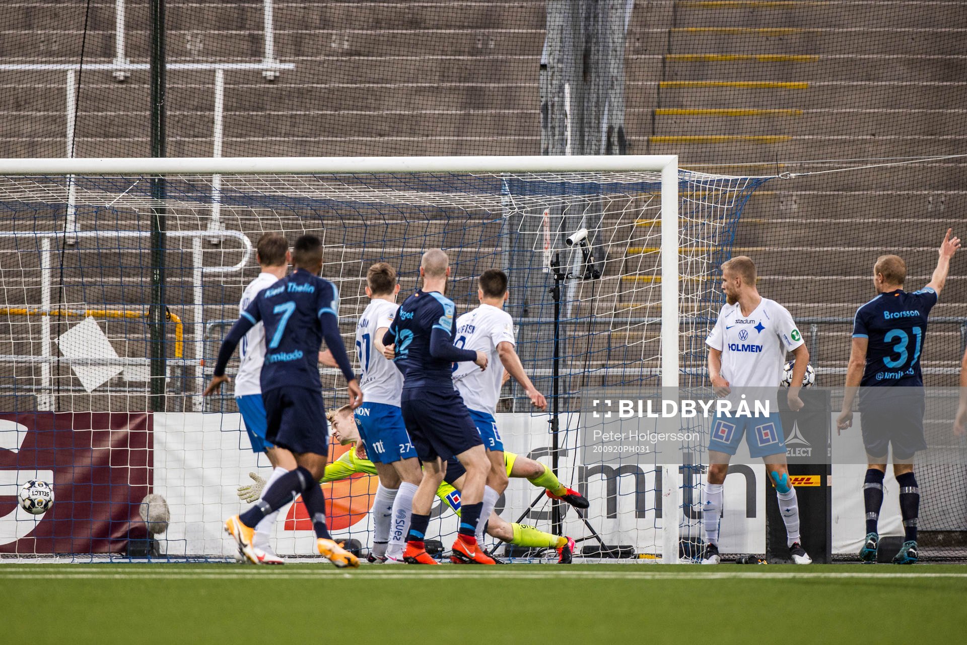 Malmö FFs Franz Brorsson gör 0-1 bakom IFK Norrköpings
