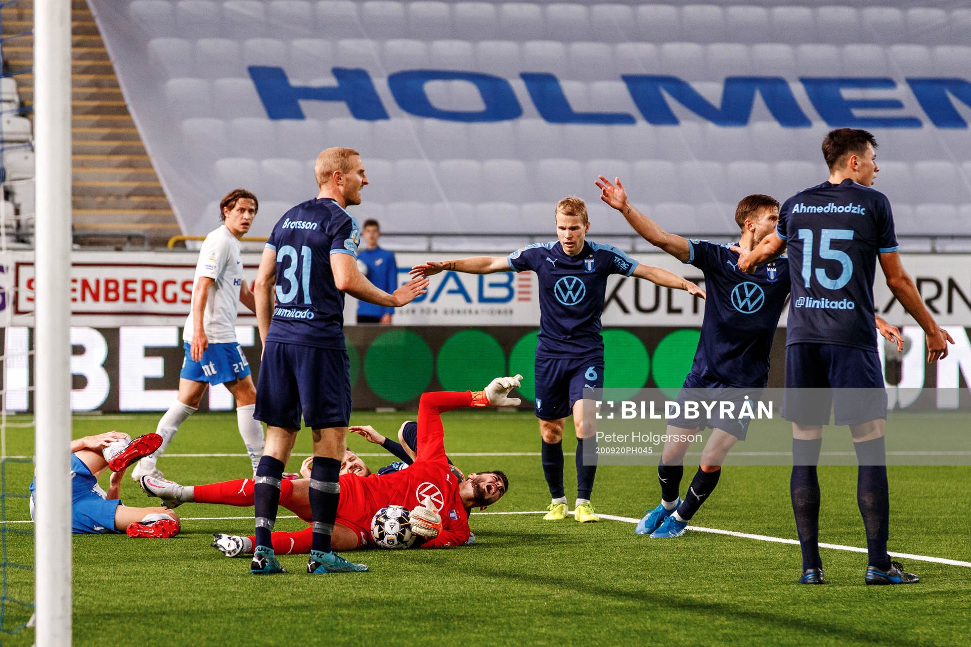 Malmö FFs målvakt Marko Johansson har ont