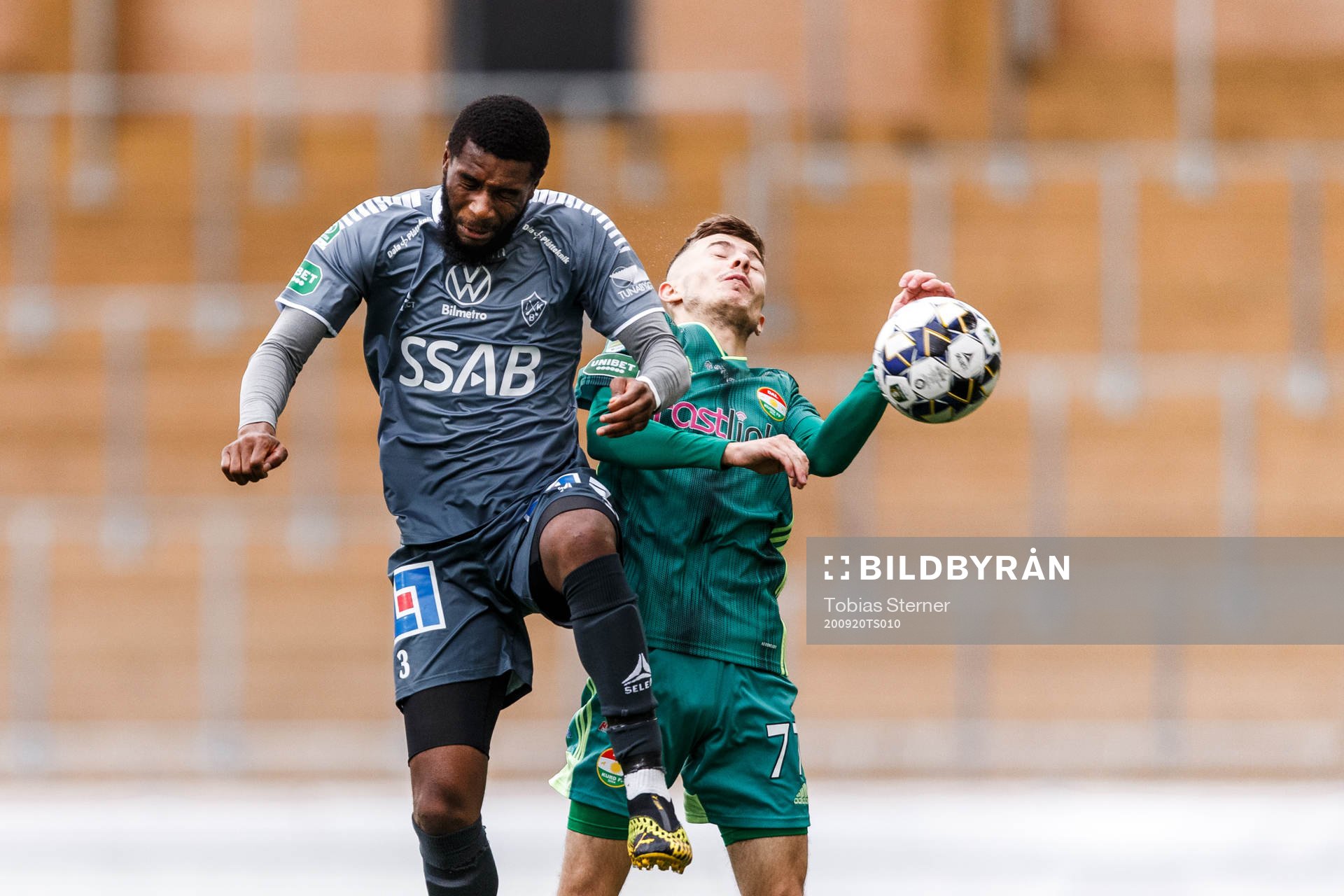Brages Moses Makasi och Dalkurds Patriot Sejdiu  under fotbollsmatchen i Superettan  mellan Dalkurd och Brage den 20 september 2020 i Uppsala.