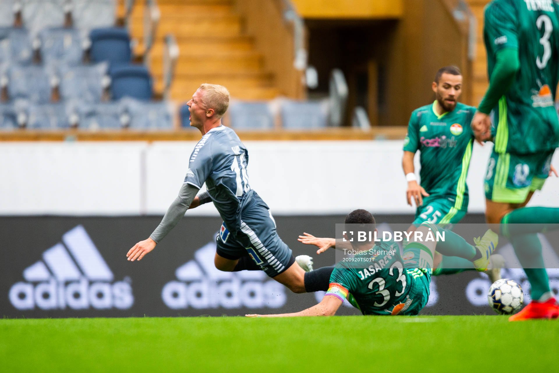 Brages André Kamp tacklas av Dalkurds Irfan Jasarevic