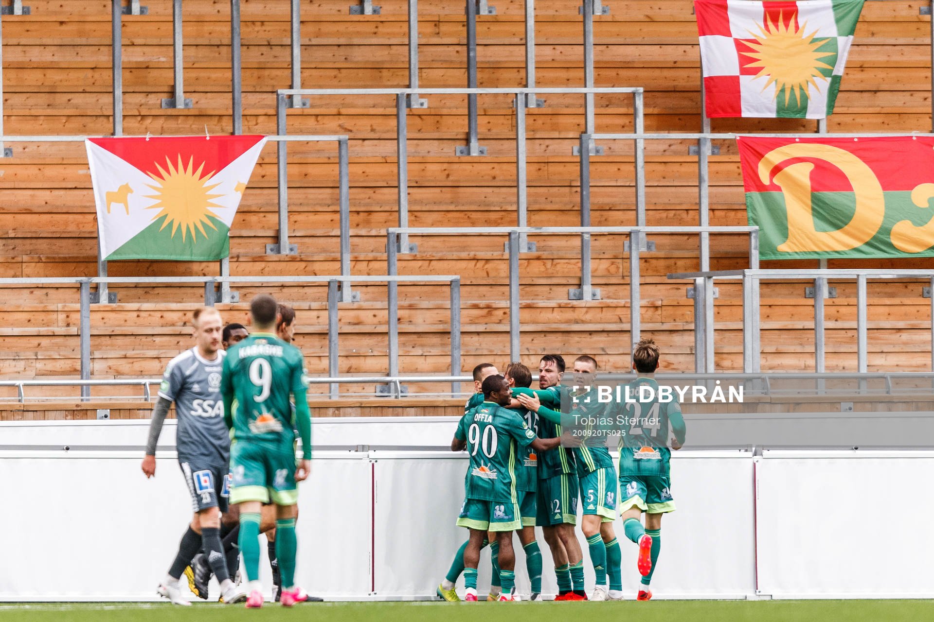 Dalkurds spelare jublar efter 1-1 av Malkolm Moenza under fotbollsmatchen i Superettan  mellan Dalkurd och Brage den 20 september 2020 i Uppsala.