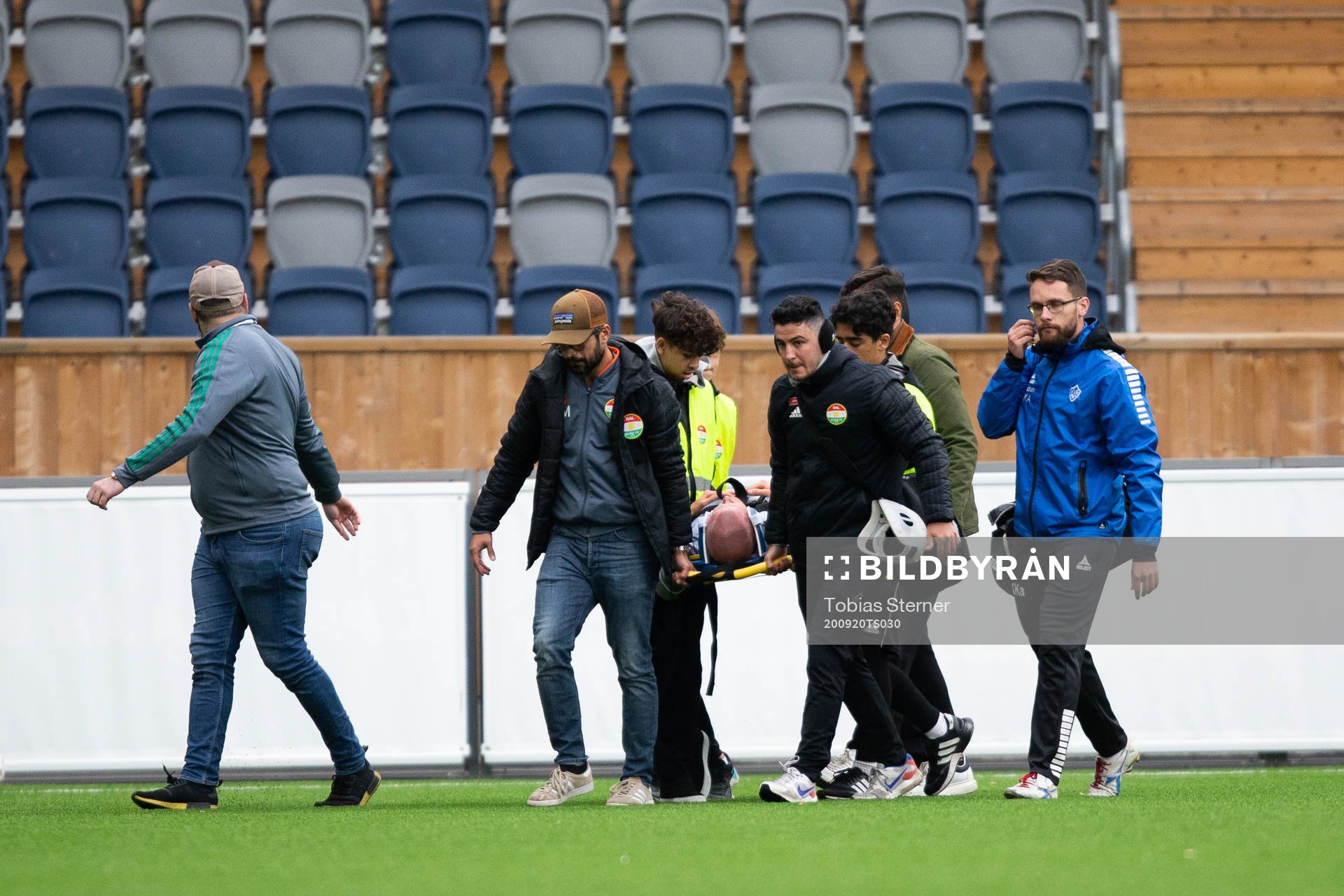 Brages Lukas Hiltunen bärs ut på bår under fotbollsmatchen i Superettan  mellan Dalkurd och Brage den 20 september 2020 i Uppsala.
