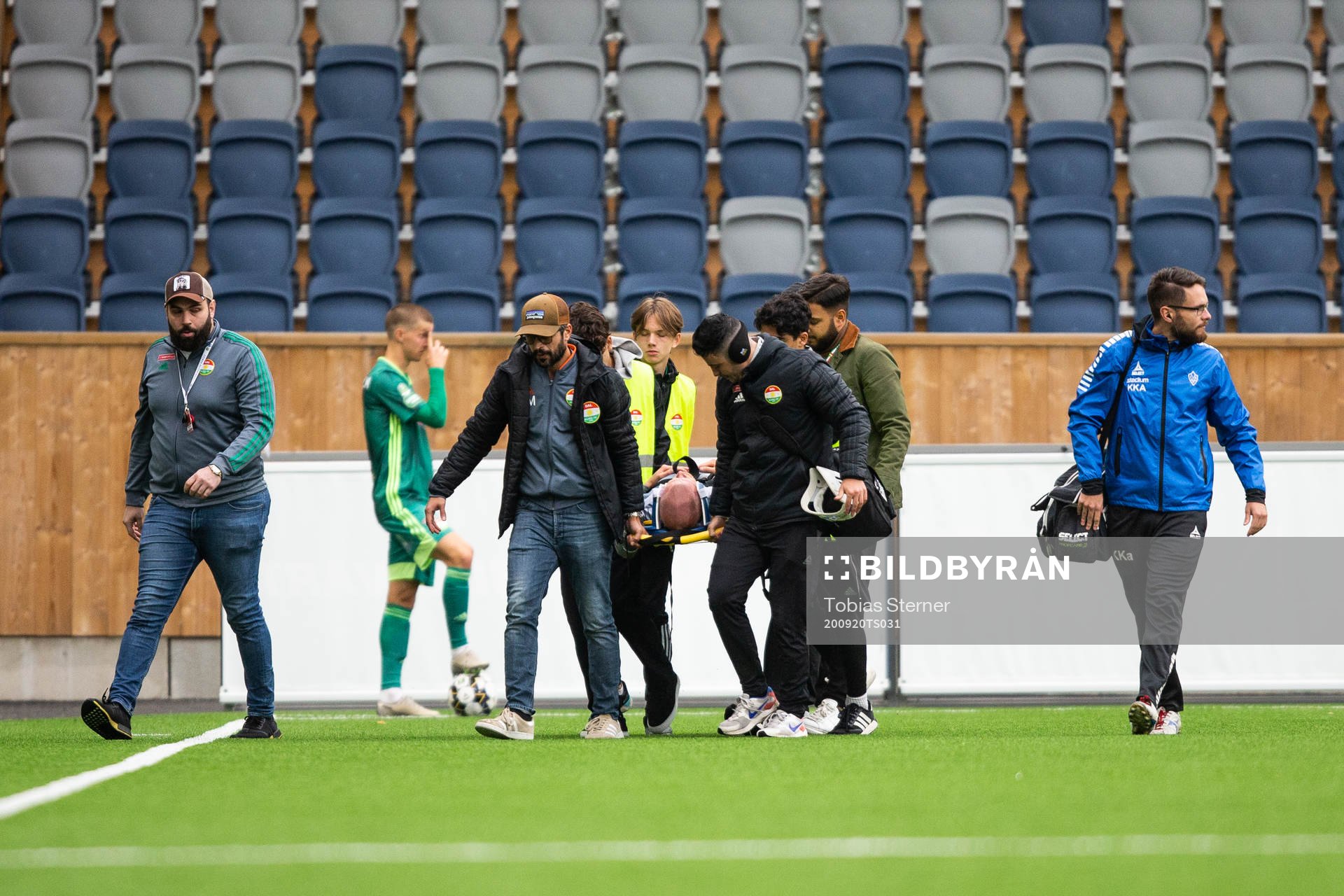 Brages Lukas Hiltunen bärs ut på bår under fotbollsmatchen i Superettan  mellan Dalkurd och Brage den 20 september 2020 i Uppsala.