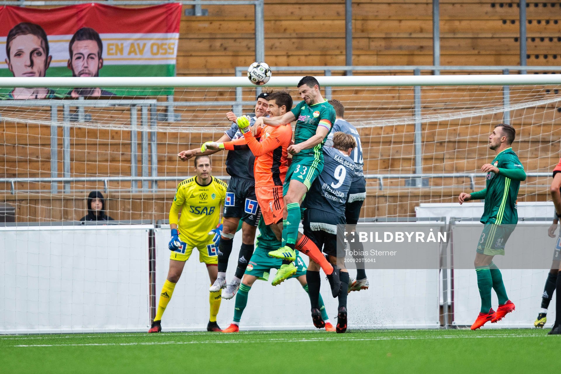 Dalkurds målvakt Filip Anger luftduell med Brages Bjarni Mark Antonsson Duffield under fotbollsmatchen i Superettan mellan Dalkurd och Brage den 20 september 2020 i Uppsala.