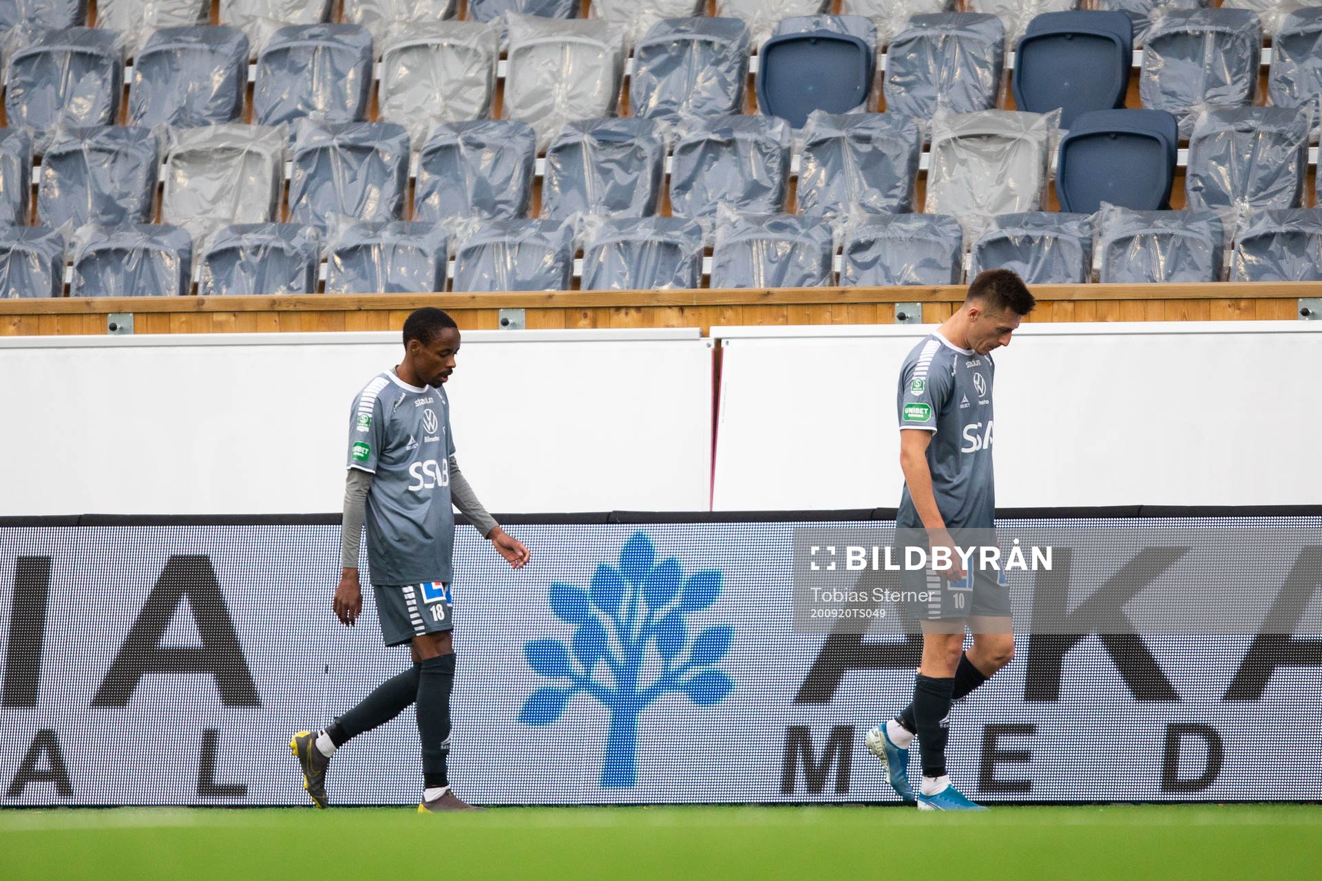 Brages Bantu Mzwakali och Leonard Pllana deppar