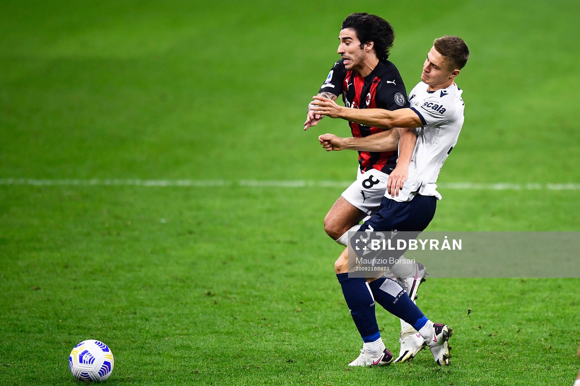 Mattias Svanberg of Bologna against Sando Tonali of AC Milan