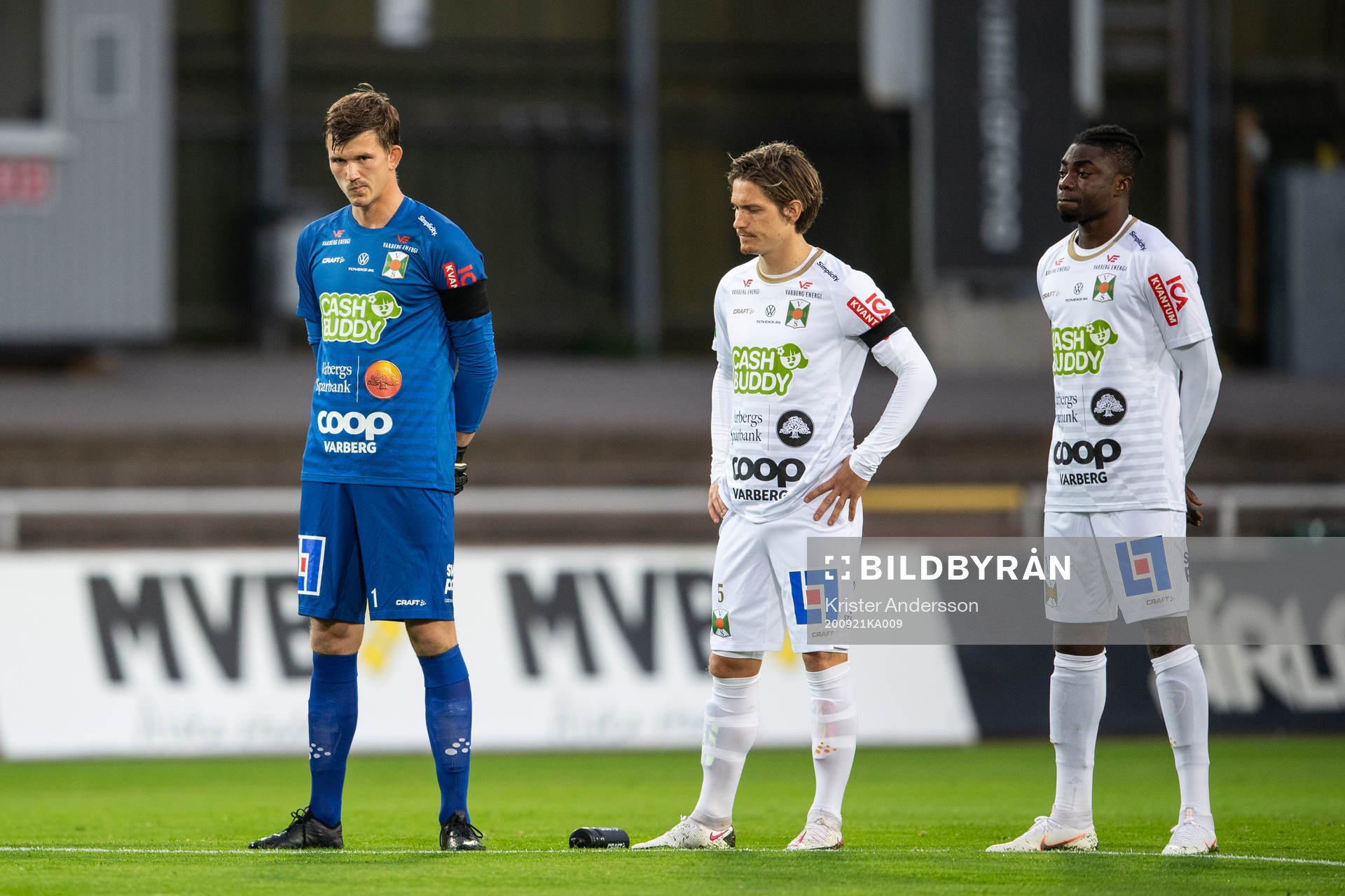 Varbergs spelare deltar i en tyst minut för att hedra