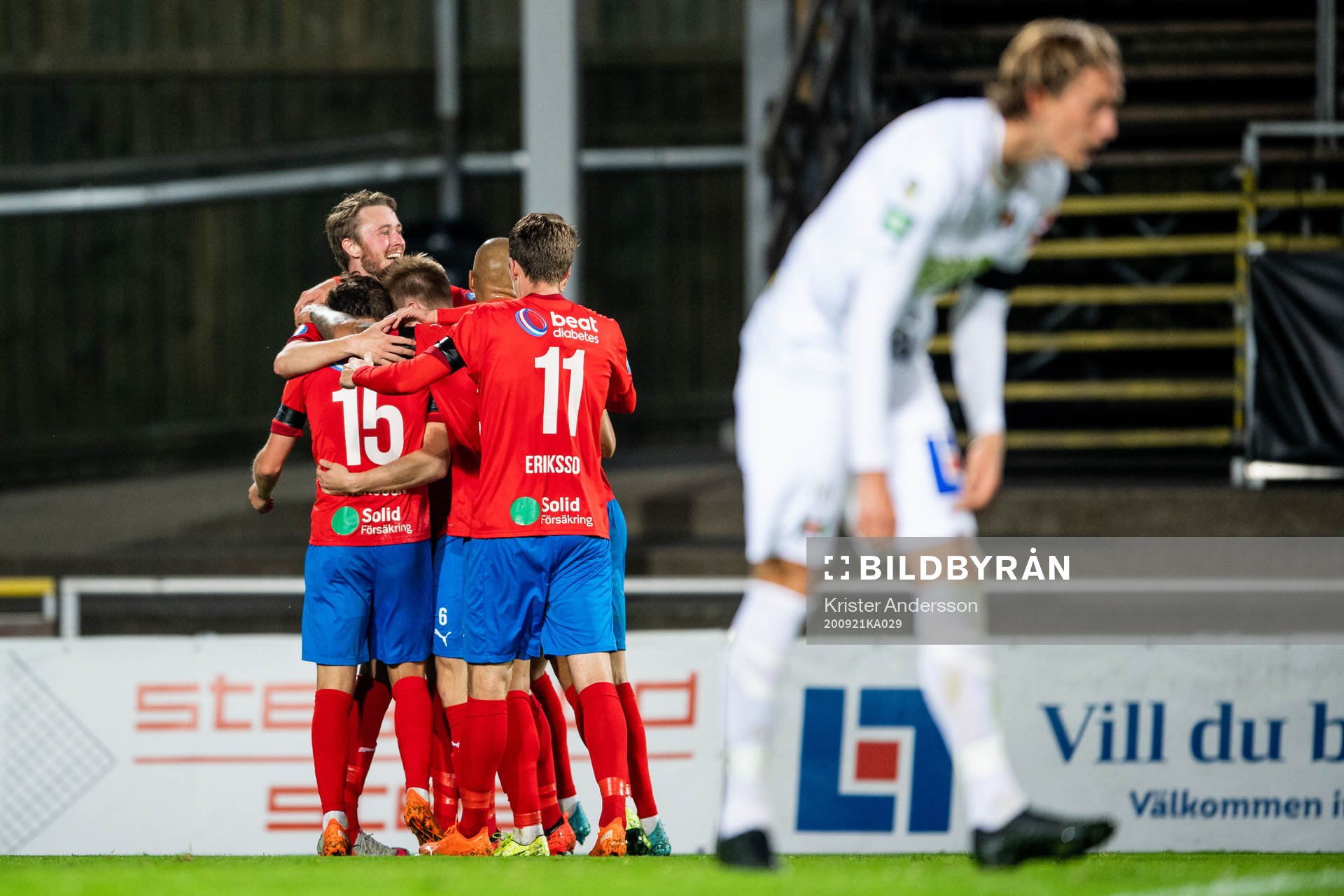 Helsingborgs Rasmus Jönsson jublar med lagkamrater efter 1-3 under fotbollsmatchen i Allsvenskan mellan Varberg och Helsingborg den 21 september 2020 i Varberg.