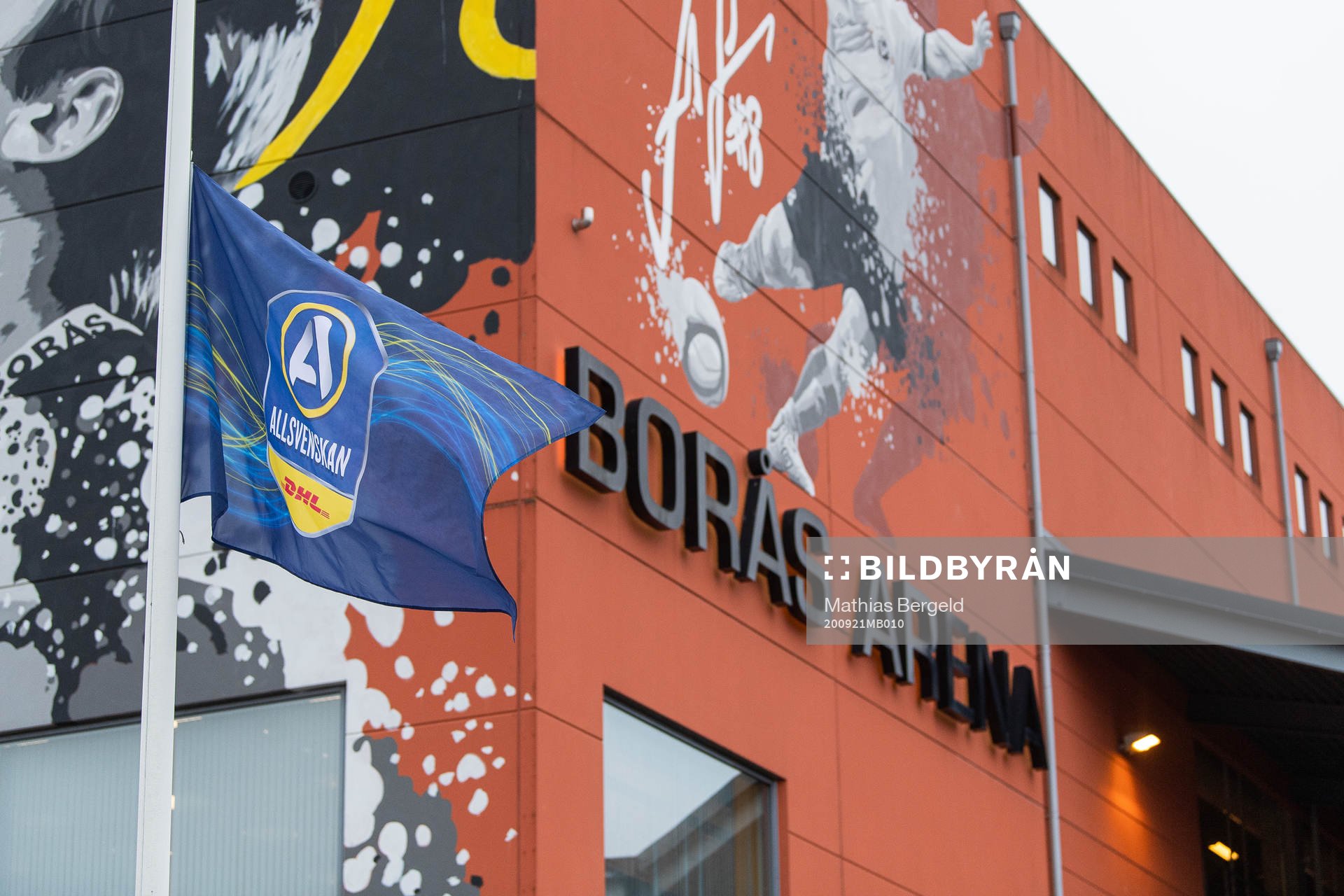 Den allsvenska flaggan på halv stång utanför Borås