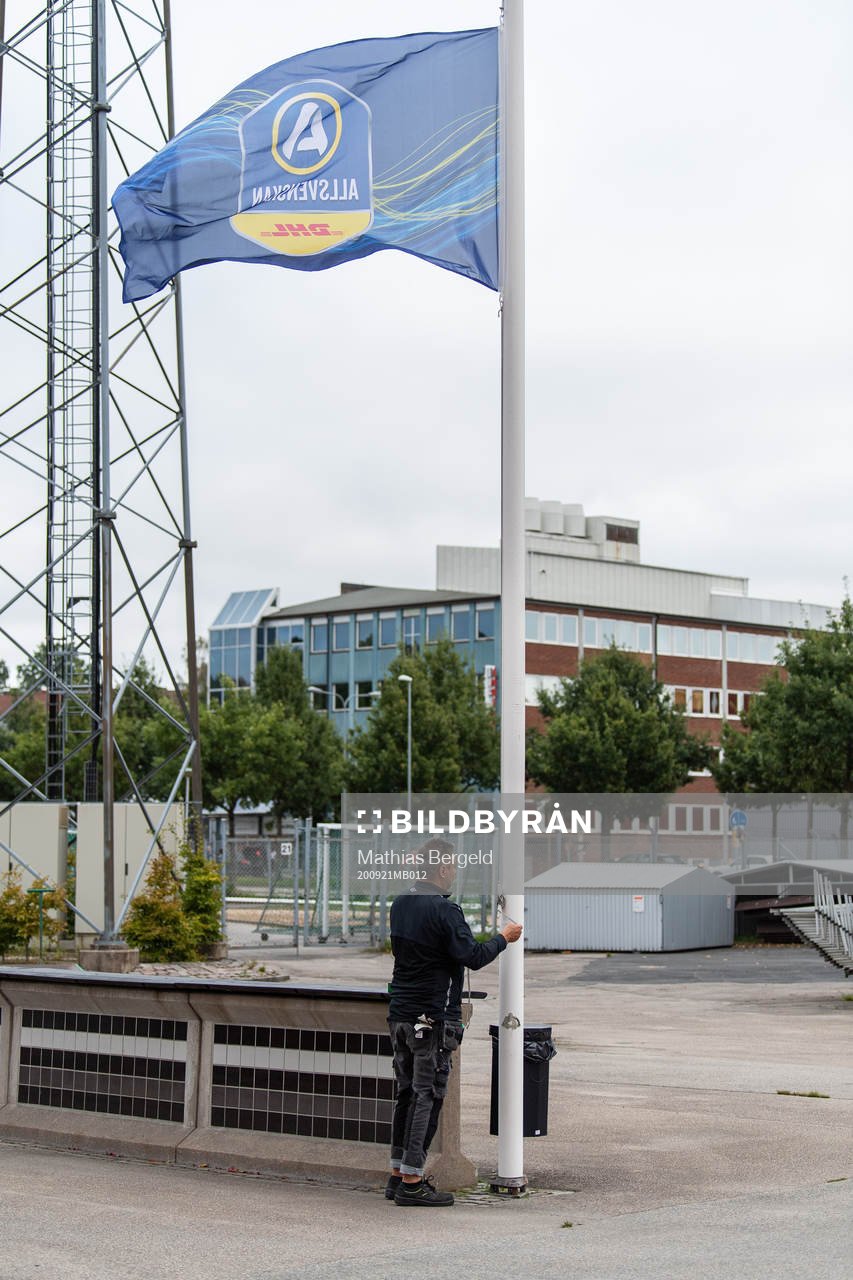 Den allsvenska flaggan på halv stång utanför Borås
