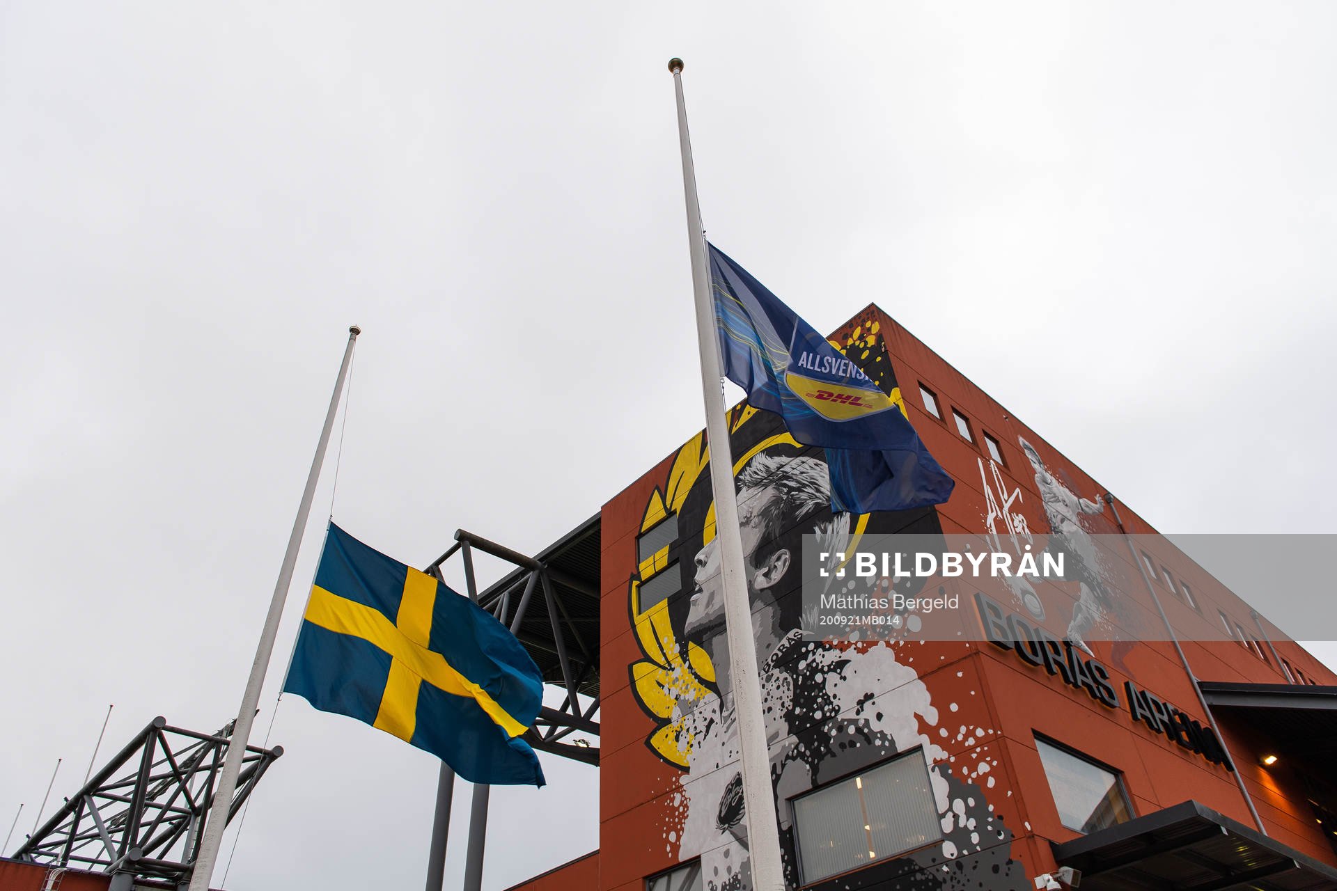 Den svenska och allsvenska flaggan på halv stång utanför