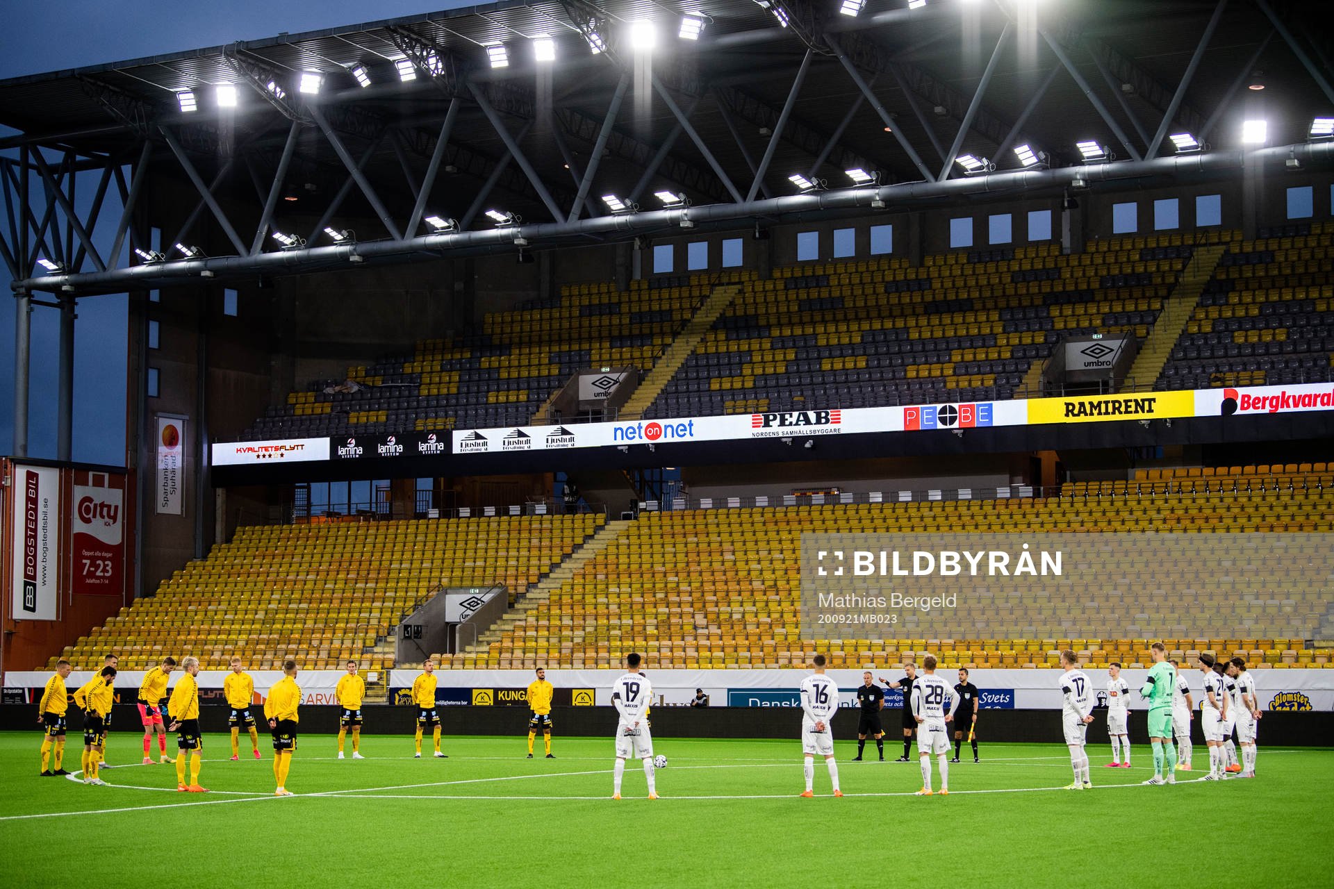 Spelare och domare deltar i en tyst minut för att hedra