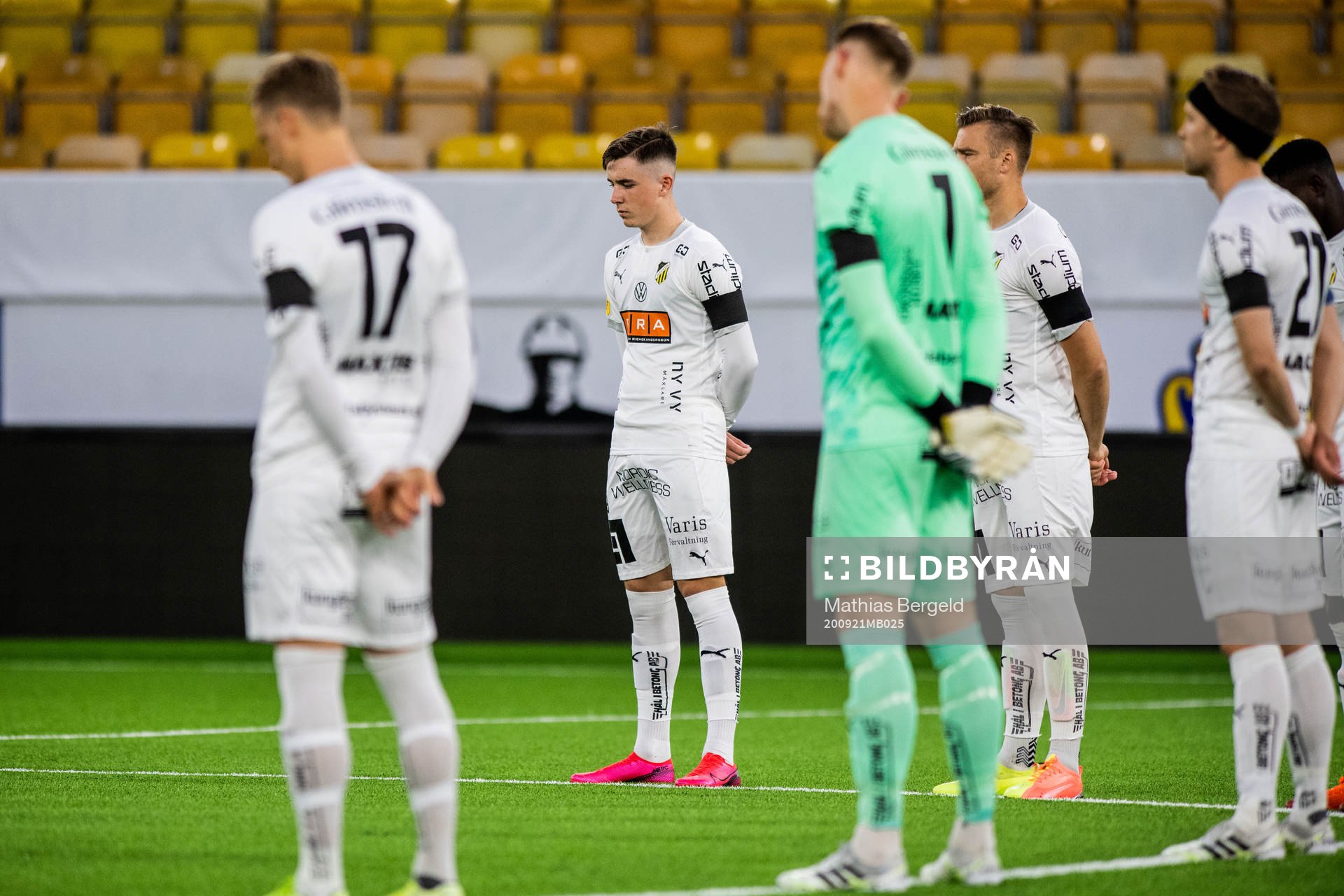 Häckens Patrik Wålemark deltar i en tyst minut för att
