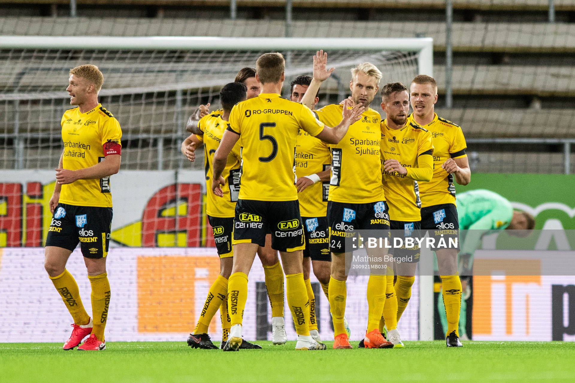 Elfsborgs Johan Larsson jublar med lagkamrater
