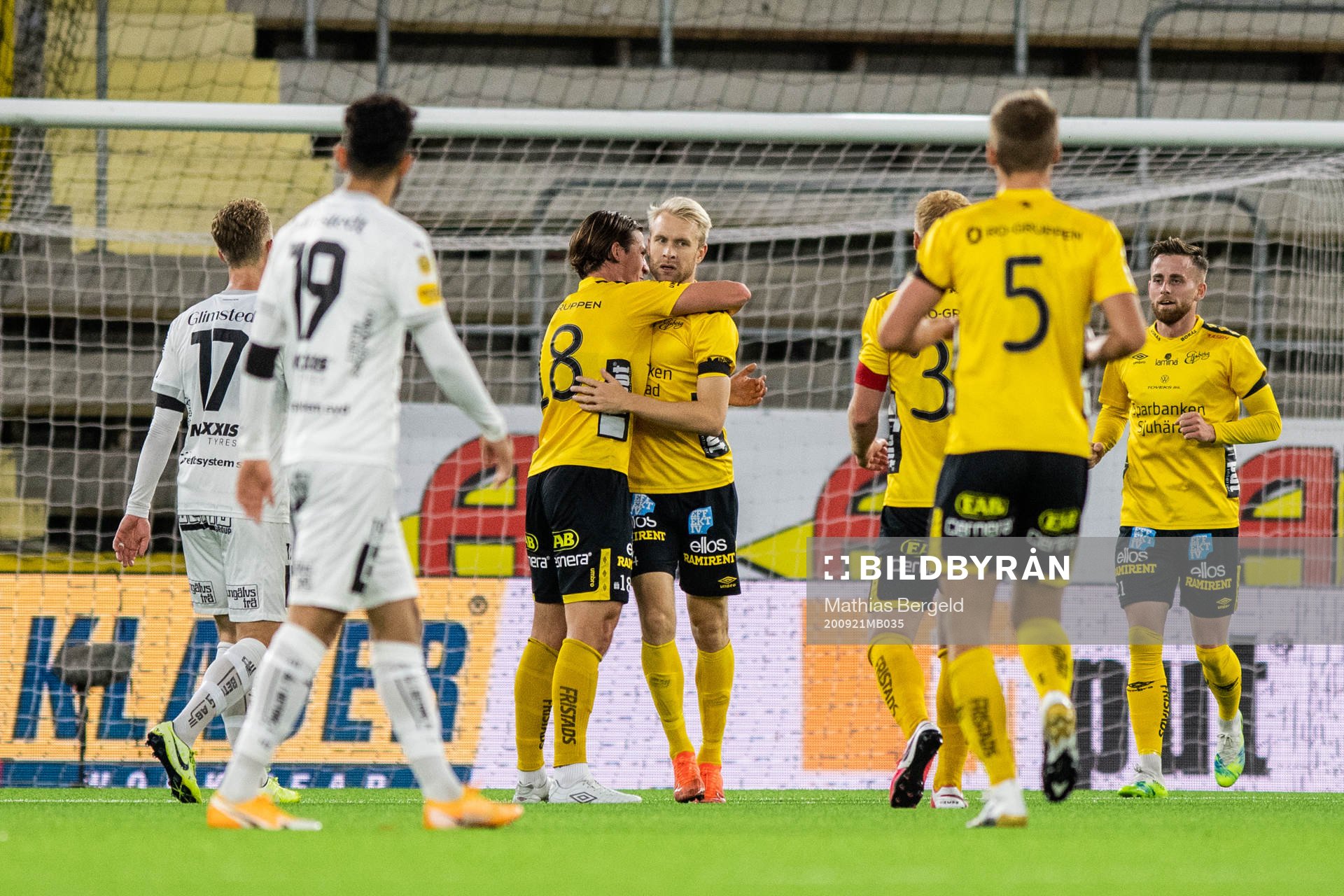 Elfsborgs Johan Larsson (h) jublar med Simon Olsson