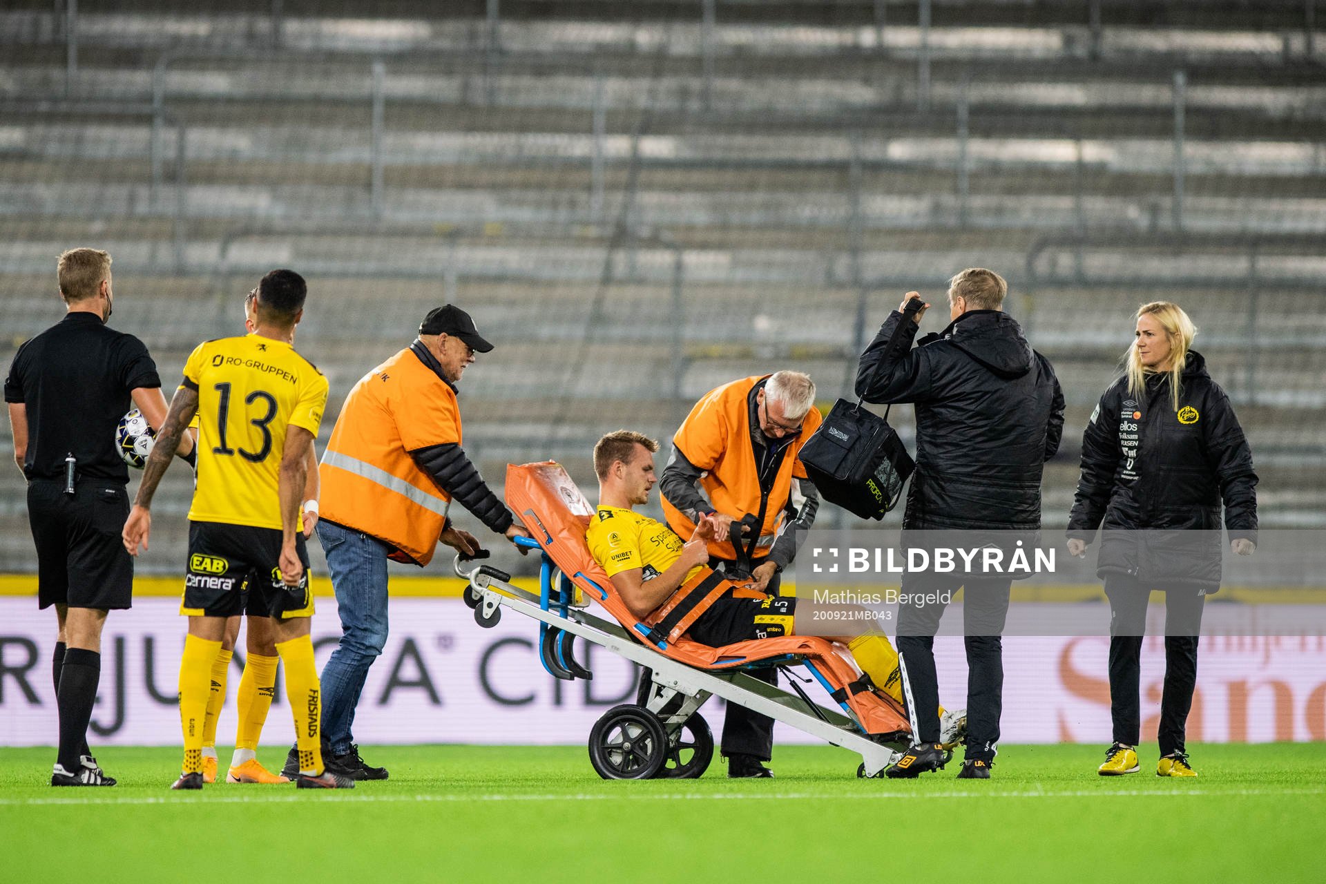 Elfsborgs Gustav Henriksson lämnar planen på bår
