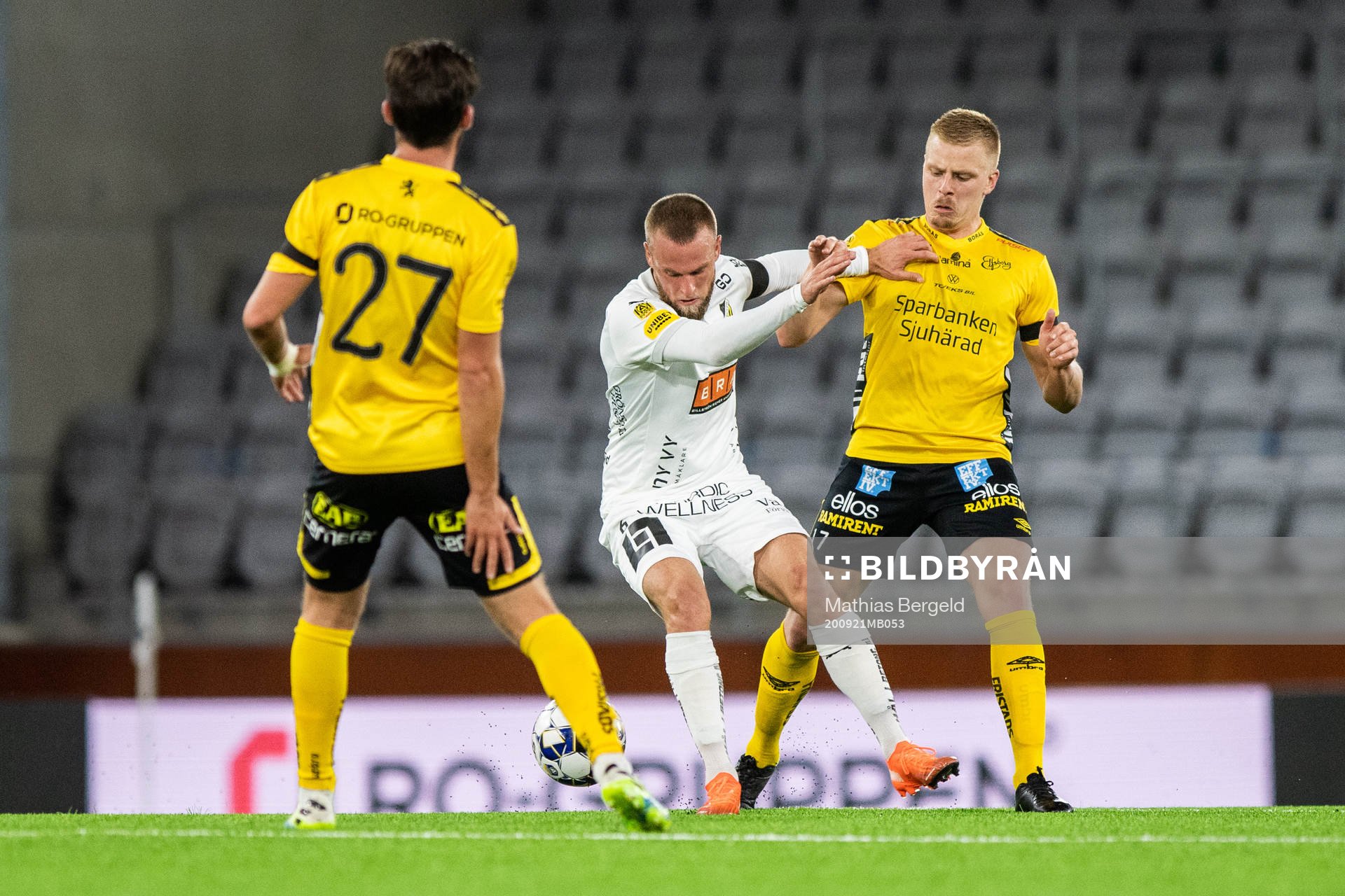 Häckens Alexander Faltsetas i en duell med Elfsborgs Per