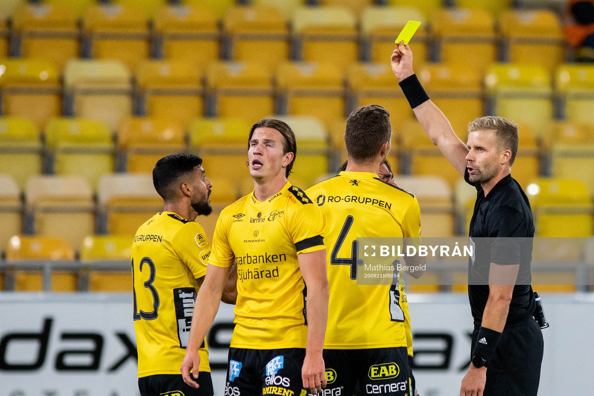 Elfsborgs Prince Isaac-Kouame får en varning av Domare