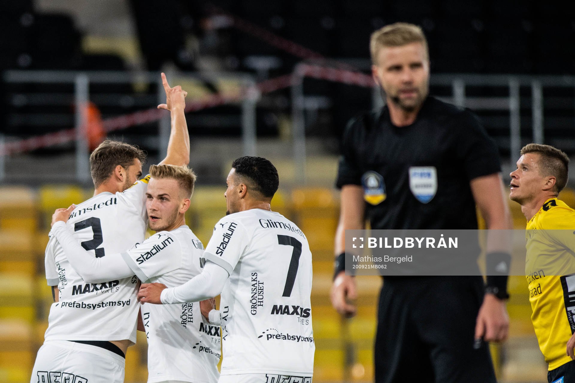 Häckens Johan Hammar jublar med Jasse Tuominen  och Ahmed