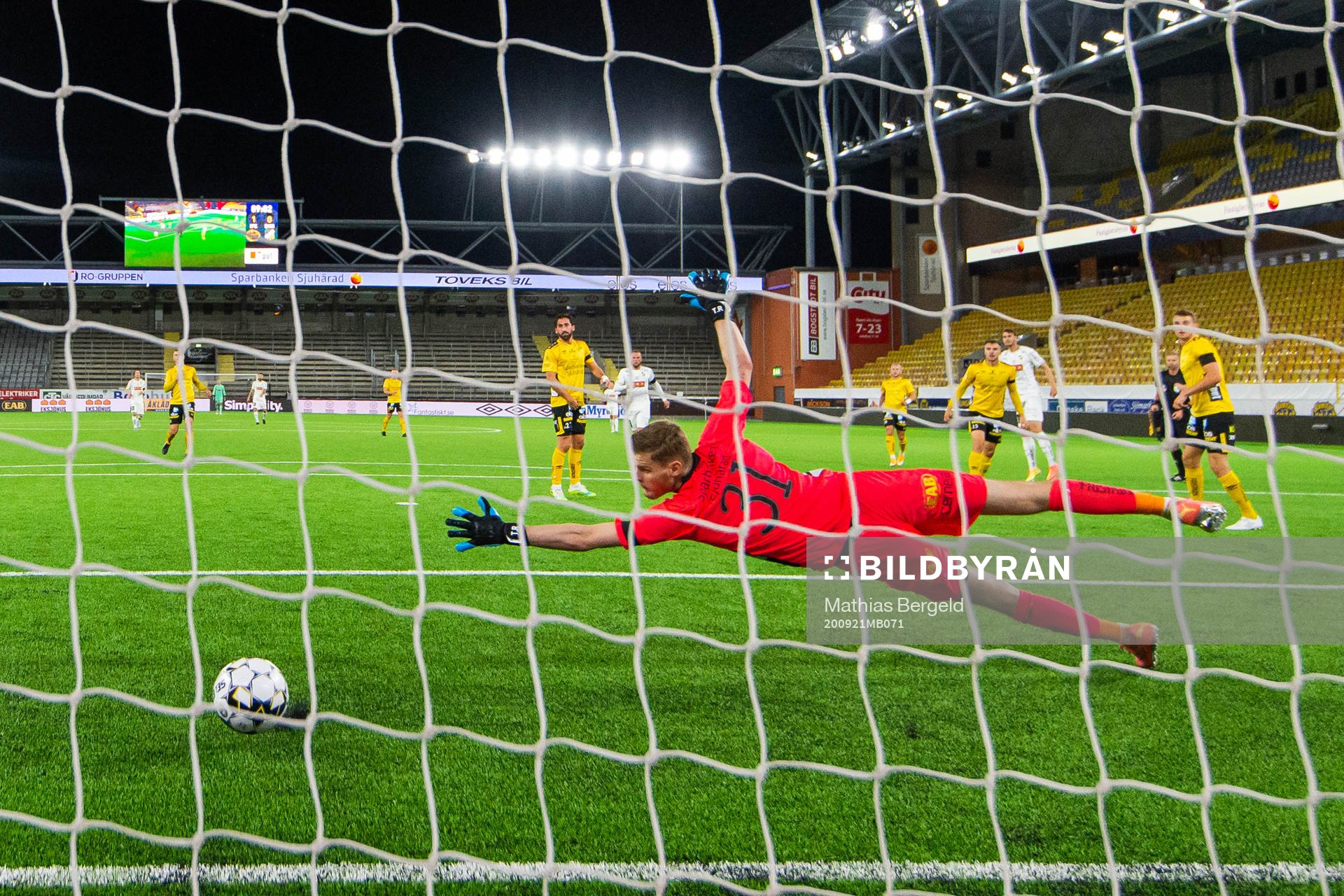 Häckens Johan Hammar gör 1-1 bakom Elfsborgs målvakt Tim